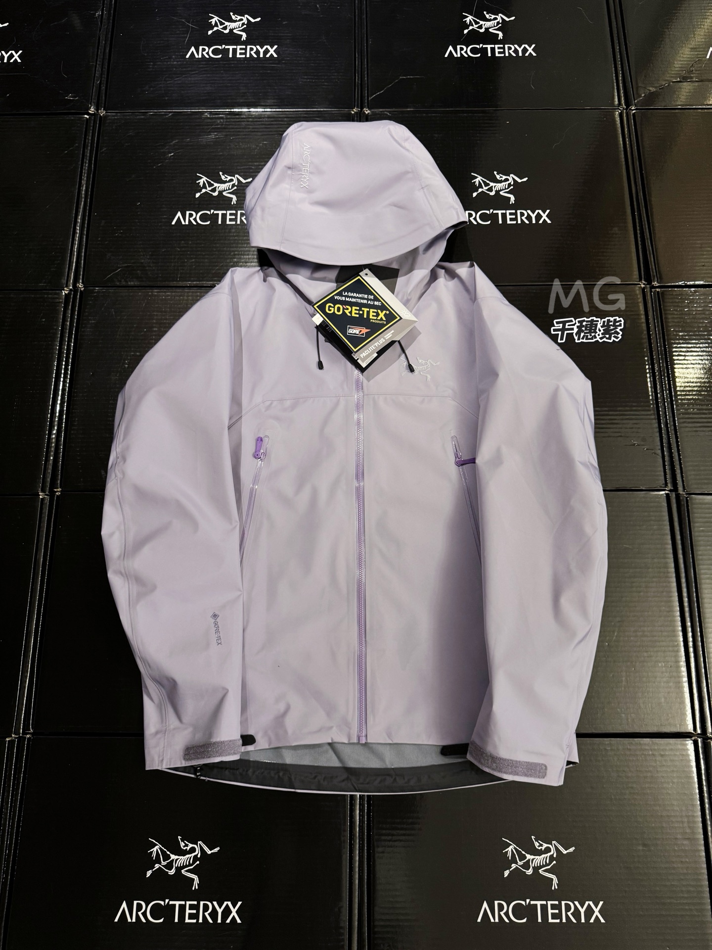 💰280  款号G28
官网版本 原版面料 Arcteryx始祖鸟-beta lightweight2024新款新色 防水防风透气连帽休闲夹克外套男款系列连帽城市户外轻量化防风防水简约纯色百搭夹克冲锋衣，采用bluesign@认人证的采用带经编背村 N40LGORE-TEX面料，
胸前采用ARC TERYX徽标四次压胶工艺，整衣3D立体仿生学设计衣长臂弯Tri-Durance防水防雨面料，全套客供辅料，腋下YKK双向拉链，这款Beta LW夹克设计简洁而通用，可提供高山环境所需的性能。轻薄而耐磨适合多种活动穿着。 
头盔兼容StormHood™兜帽防护良好且不影响视线，插手口袋设有WaterTight™拉链，便于取放物品，腋下拉链便于快速通风，拼接设计使活动自如。 
传统风琴交叉反向进入高山口袋设置在高位，VISLON中央正面拉链，可调节Velcro袖口魔术贴标签，兼容Zip-in，在胸前采用百达灵机器绣的徽标 
BRTA LW是2024最新Arc’teryx的明星产品，一直在高山恶劣环境中表现突出，现在功能更强大，重量更轻。自行区别市面低版本，硬核货，强力推荐入手，上身效果巨好。
颜色：黑色 夕雾粉 银幻紫  隐秘灰 波尔多红  鼠尾草绿  陶沙棕 千穗紫 破晓蓝 玫红
尺码 S-XXL（下单请报身高体重）