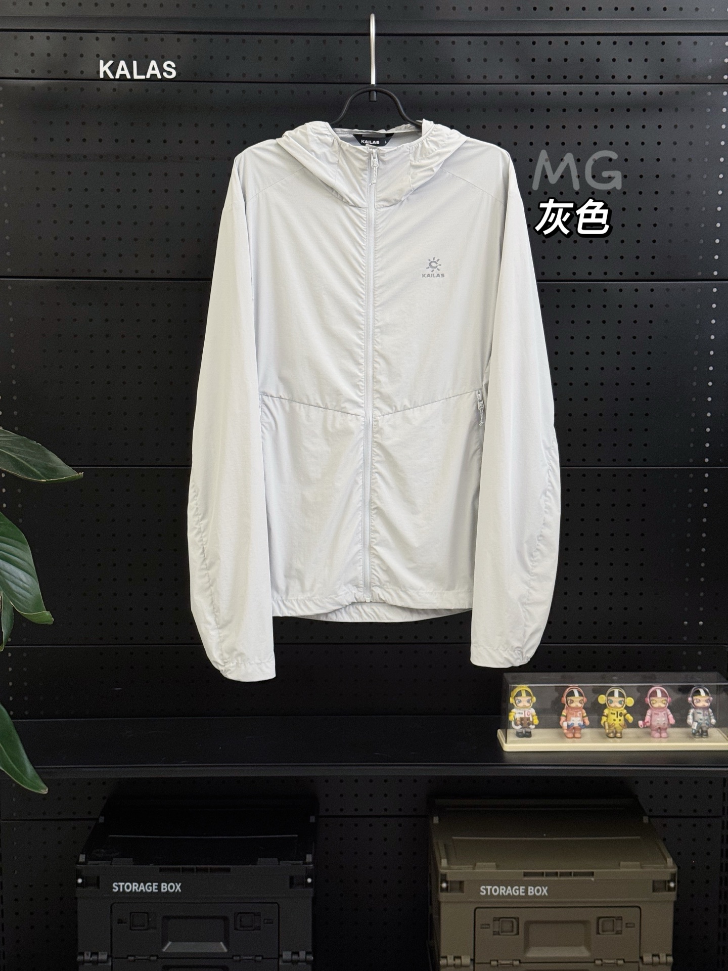 💰240  款号G07
区别市场货 顶级品质 凯乐石KAILAS 户外FUGA户外登山徒步轻薄防泼水连帽防晒服 男女款UDF100+皮肤衣
   原厂正品尾单防晒终于出货，纯原厂面料包括五金全部都是原厂购入，湛江代工厂老师傅组装，真正的好东西，这个款户外神衣被称作顶级遮阳伞，防晒指数可以达到UPF100➕，请把空有外壳却没有一点防晒功能的防货仍了吧
    徒步登山怕晒黑？暴雨突袭怕淋湿？衣物紧绷怕难受？这些困扰，在凯乐石这款男款防晒服面前，统统是“小case”！
    
凯乐石男款防晒服，重新定义户外装备，错过它，就像错过拯救世界的机会！

颜色：灰色 绿色

尺码:S M L XL 2XL

S肩宽45.5  胸围52 衣长66   袖长64（125-140斤）
M肩宽47    胸围54  衣长68 袖长65 （140-155斤）
L肩宽48.5  胸围56  衣长70  袖长66（155-170斤）
XL肩宽50   胸围58  衣长72  袖长67（170-185斤）
XXL肩宽51.5  胸围60  衣长74  袖长68（185-200斤）