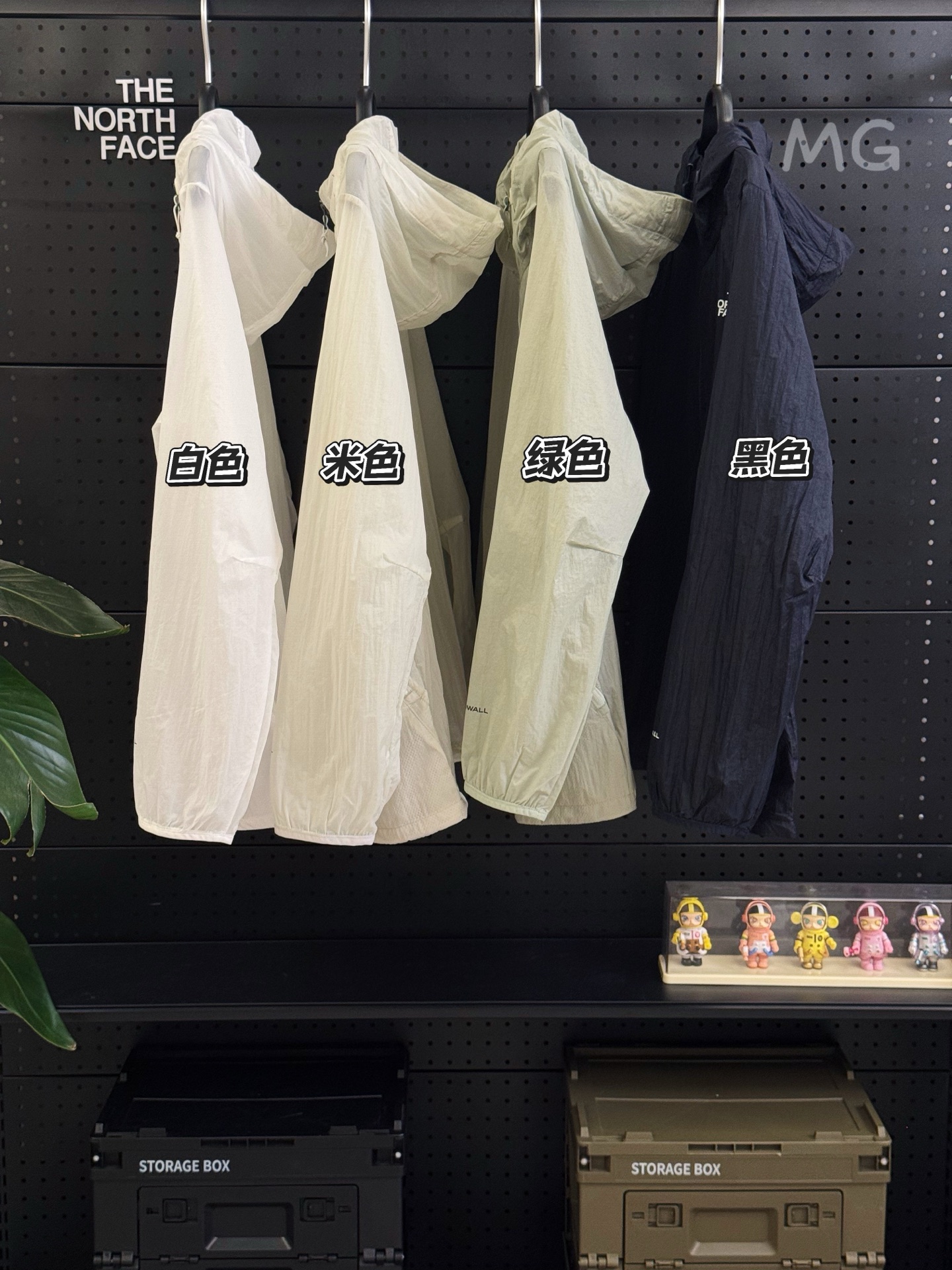 💰115 款号G50 可二批
The North Face北面基础款百搭宽松情侣款防晒衣外套皮肤衣
尺码:S / M / L / XL / XXL
颜色: 黑色 白色 绿色 米色
暴躁来袭!全新科技面料!
🆕推荐理由🌟🌟🌟🌟🌟
1⃣️ 无感上身 轻薄防晒 拒绝❌炎热和晒黑
2⃣️100%防紫外线,有效保护身体每一寸肌肤!
3⃣️手感柔软顺滑 干爽亲肤!
4⃣️经典LOOG设计 简单明了个性鲜明!
5⃣️宽松版型上身显瘦 随意穿搭 男神女神必备的夏季防晒神器!
TNF/北面UPF防晒衣 户外皮肤衣,采用客供WINDWALL科技面料,可以大幅度降低风雨天气带来的影响,活动方便且透气,尽享舒适。
此面料经过DWR防泼水处理,足以应对突发的小雨天气,以及饮料的不慎洒落。UPF50+,UVA紫外线阻挡率>95%,抗紫外线功能利用散射,吸收和反射太阳光的原理,达到抗紫外线木的目的,这件皮肤衣可以在炎炎夏日提供良好的防护,避免长时间暴晒造成的伤害。
宽松的版型设计,更符合夏季穿着特点。非常推荐情侣搭配穿着,是你远足旅行,爬山,露营等一系列户外活动不可或缺的战衣!