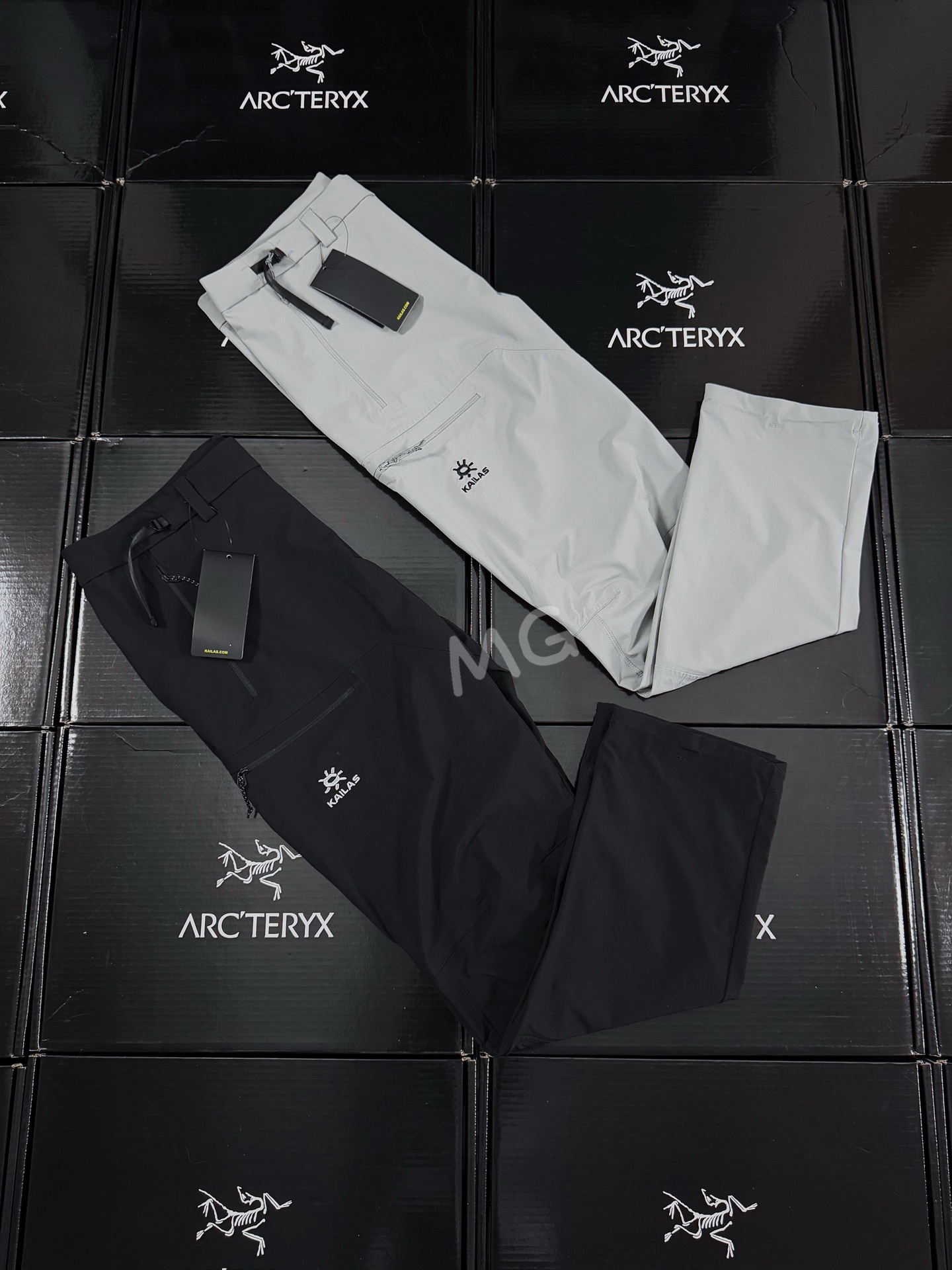 💰155 款号G53
春夏款 KAILAS凯乐石春夏季T10-m压胶软壳裤CORDURA防风耐磨弹力透气户外登山徒步裤（内里压胶）

国货之光！凯乐石 KAILAS凯乐石，2003年创立于中国广州，品牌名称源自中国西藏冈仁波齐(KAILASH)，是全球三大全系攀登品牌之一，致力于推动攀登及探险运动的发展。凯乐石专注于科技材料的开发及专业功能设计，产品线覆盖登山、攀岩、攀冰、徒步、越野跑山等多项户外运动男款软壳长裤加厚  防风 防水 透气 冲锋裤 户外必备！

品名：凯乐石T10-m软壳裤
颜色：黑色  石莲灰
尺码：M～3XL

官网同步在售，1300+ 
全网热销 10000+

经典爆款！立体裁剪更修身，适合运动，质感耐磨有增强， 整体风格糅合了ROCK系列元素。 采用TerraTex面料，富有弹性、防水、防风、透气、吸湿排汗性能。 精致刺绣logo，三标齐全！简约休闲款，可休闲 可户外，兼顾城市超实用， 多用途 ，多种拼接全身ykk拉链口袋，直筒版型！绝对颜值， 功能性爆表！
颜色：黑色 石莲灰

 尺码：M—3XL （最大可穿210斤左右）

         腰围        臀围       裤长        
M        76           104        98
L         78           106        100
XL       80           110        102
XXL     82           114         103
XXXL   84          118         105
​
               身高体重推荐
m  155-165   120斤以下
L   165-170   120-145斤
XL 170-175   145-165斤
XXL175-180 165-185斤
3XL180-185 185-210斤