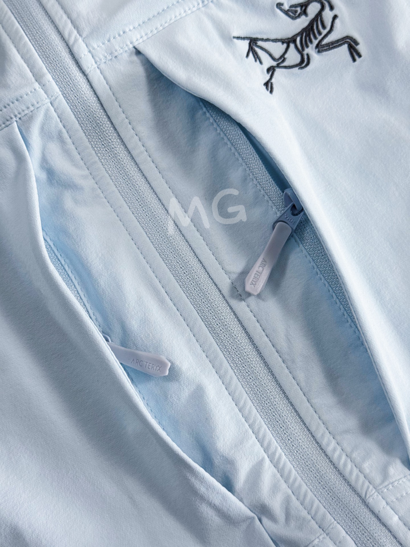 💰230 款号G21
新配色以太蓝 顶级品质 2024年3月推出Gamma SL/升级版刺绣标Arcteryx Gamma LightWeight Hoody
全新改款设计 胸前口袋跟mx对齐!防风防泼水,UPF防晒50 % 春夏秋季轻透气软壳 !面料轻薄春夏秋可穿!
我称之为不加绒的伽马MX哈哈!
ARCTERYX 始祖鸟Gamma Lightweight Hoody 纯色连帽软壳春秋新款轻薄户外防风防晒夹克外套
徒步旅行可以是一次轻松的漫步,可以是一次前往偏远湖泊的旅行,也可以是一次登山或滑雪之旅的开端。无论是哪种徒步旅行,你都需要一款能适应多变微气候和天气的防护服。这款Gamma LightWeight 连帽衣就能满足这样的需求。其轻薄耐久的FortiusTM1.0双层组织面料具有四向弹力,且防风、防水、防晒.透气。StormHood兜帽提供保护的同时不会影响周边视线,拼接的修身剪裁和高效设计简洁。
Gamma LightWeight是Gamma软壳外套系列中薄的款式,面料四维弹力,防风防小雨,UPF防晒50 % 轻薄透气,适合春夏穿着。
颜色:隐秘灰 琢石蓝 球藻绿 黑色
尺码:S M L XL XXL
(⚠️只有黑色有XXL码)
SIZE: S M L XL
肩宽: 48 50 52 54
胸围: 114 118 122 126
袖长: 64 65 66 67
前衣长:66 68 70 72
后衣长:70 72 76 80
建议尺寸为合身尺寸
S(130斤以内)
M(130-150斤)
L(150-170斤)
XL(170-190斤)