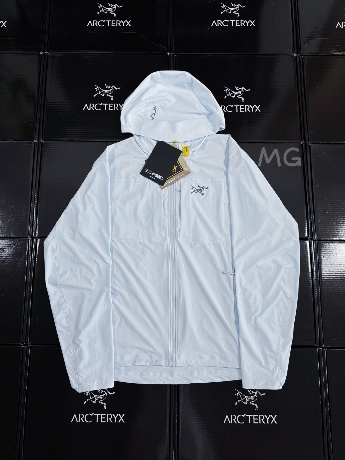 💰230 款号G21
新配色以太蓝 顶级品质 2024年3月推出Gamma SL/升级版刺绣标Arcteryx Gamma LightWeight Hoody
全新改款设计 胸前口袋跟mx对齐!防风防泼水,UPF防晒50 % 春夏秋季轻透气软壳 !面料轻薄春夏秋可穿!
我称之为不加绒的伽马MX哈哈!
ARCTERYX 始祖鸟Gamma Lightweight Hoody 纯色连帽软壳春秋新款轻薄户外防风防晒夹克外套
徒步旅行可以是一次轻松的漫步,可以是一次前往偏远湖泊的旅行,也可以是一次登山或滑雪之旅的开端。无论是哪种徒步旅行,你都需要一款能适应多变微气候和天气的防护服。这款Gamma LightWeight 连帽衣就能满足这样的需求。其轻薄耐久的FortiusTM1.0双层组织面料具有四向弹力,且防风、防水、防晒.透气。StormHood兜帽提供保护的同时不会影响周边视线,拼接的修身剪裁和高效设计简洁。
Gamma LightWeight是Gamma软壳外套系列中薄的款式,面料四维弹力,防风防小雨,UPF防晒50 % 轻薄透气,适合春夏穿着。
颜色:隐秘灰 琢石蓝 球藻绿 黑色
尺码:S M L XL XXL
(⚠️只有黑色有XXL码)
SIZE: S M L XL
肩宽: 48 50 52 54
胸围: 114 118 122 126
袖长: 64 65 66 67
前衣长:66 68 70 72
后衣长:70 72 76 80
建议尺寸为合身尺寸
S(130斤以内)
M(130-150斤)
L(150-170斤)
XL(170-190斤)