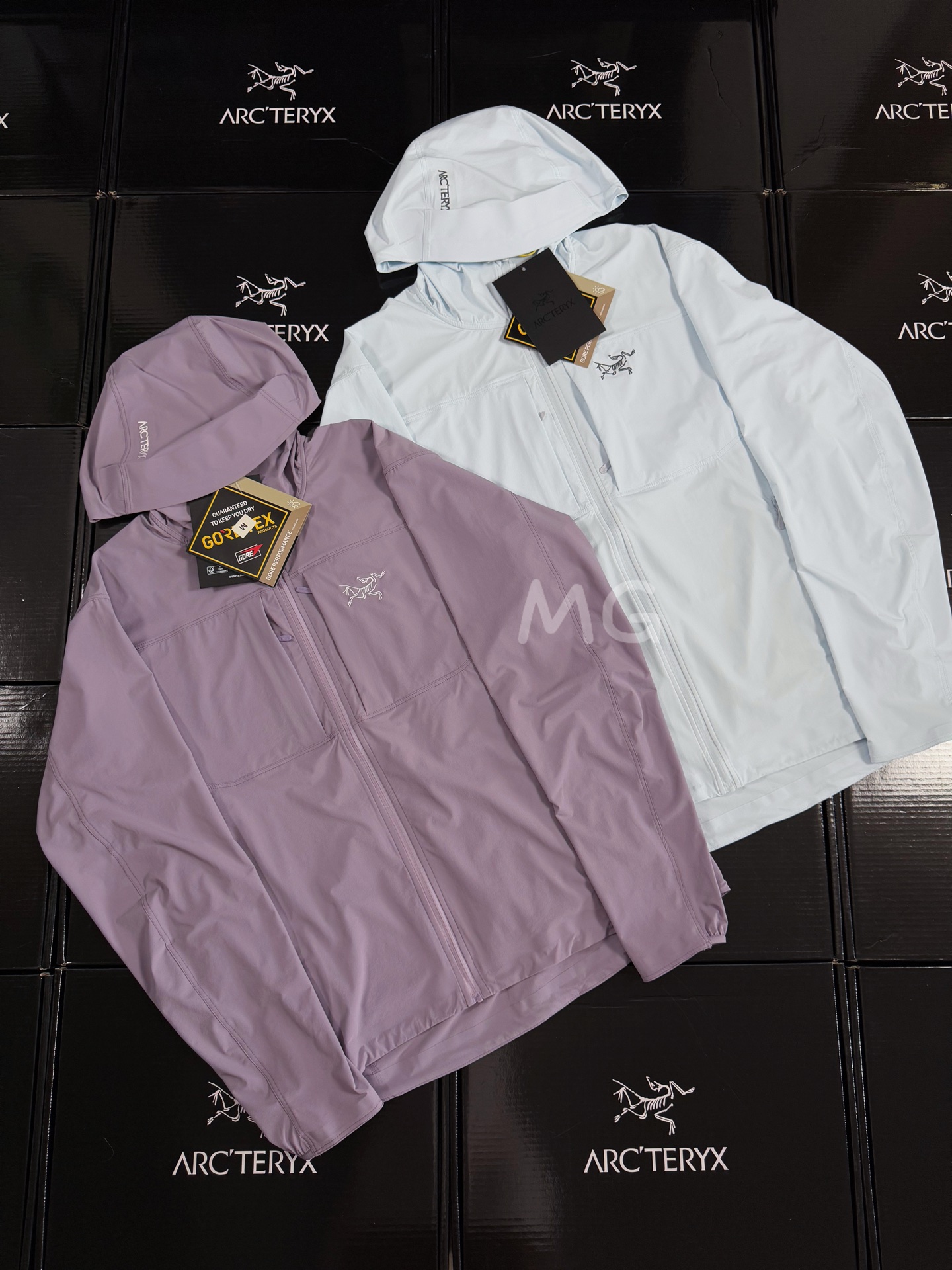 💰230 款号G21
顶级品质 2024年3月推出Gamma SL/升级版刺绣标Arcteryx Gamma LightWeight Hoody
全新改款设计 胸前口袋跟mx对齐！防风防泼水，UPF防晒50 ％ 春夏秋季轻透气软壳  ！面料轻薄春夏秋可穿！
我称之为不加绒的伽马MX哈哈！
ARCTERYX 始祖鸟Gamma Lightweight Hoody 纯色连帽软壳春秋新款轻薄户外防风防晒夹克外套
徒步旅行可以是一次轻松的漫步，可以是一次前往偏远湖泊的旅行，也可以是一次登山或滑雪之旅的开端。无论是哪种徒步旅行，你都需要一款能适应多变微气候和天气的防护服。这款Gamma LightWeight 连帽衣就能满足这样的需求。其轻薄耐久的FortiusTM1.0双层组织面料具有四向弹力，且防风、防水、防晒.透气。StormHood兜帽提供保护的同时不会影响周边视线，拼接的修身剪裁和高效设计简洁。
Gamma LightWeight是Gamma软壳外套系列中薄的款式，面料四维弹力，防风防小雨，UPF防晒50 ％ 轻薄透气，适合春夏穿着。

颜色：隐秘灰   琢石蓝  球藻绿 黑色 以太蓝 夕雾紫

尺码：S M  L  XL  XXL
（⚠️只有黑色有XXL码）


SIZE：    S          M       L        XL
肩宽：    48       50      52      54
胸围：    114    118     122     126
袖长:       64      65      66      67
前衣长：66      68       70     72
后衣长：70      72       76      80

建议尺寸为合身尺寸
S(130斤以内）
M(130-150斤）
L(150-170斤）
XL(170-190斤）