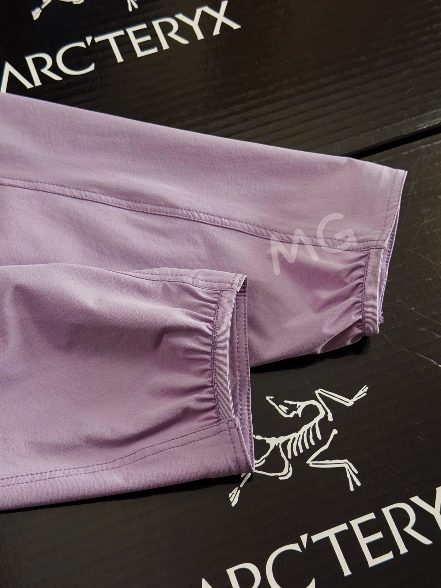 💰230 款号G21
新配色夕雾紫 顶级品质 2024年3月推出Gamma SL/升级版刺绣标Arcteryx Gamma LightWeight Hoody
全新改款设计 胸前口袋跟mx对齐!防风防泼水,UPF防晒50 % 春夏秋季轻透气软壳 !面料轻薄春夏秋可穿!
我称之为不加绒的伽马MX哈哈!
ARCTERYX 始祖鸟Gamma Lightweight Hoody 纯色连帽软壳春秋新款轻薄户外防风防晒夹克外套
徒步旅行可以是一次轻松的漫步,可以是一次前往偏远湖泊的旅行,也可以是一次登山或滑雪之旅的开端。无论是哪种徒步旅行,你都需要一款能适应多变微气候和天气的防护服。这款Gamma LightWeight 连帽衣就能满足这样的需求。其轻薄耐久的FortiusTM1.0双层组织面料具有四向弹力,且防风、防水、防晒.透气。StormHood兜帽提供保护的同时不会影响周边视线,拼接的修身剪裁和高效设计简洁。
Gamma LightWeight是Gamma软壳外套系列中薄的款式,面料四维弹力,防风防小雨,UPF防晒50 % 轻薄透气,适合春夏穿着。
颜色:隐秘灰 琢石蓝 球藻绿 黑色
尺码:S M L XL XXL
(⚠️只有黑色有XXL码)
SIZE: S M L XL
肩宽: 48 50 52 54
胸围: 114 118 122 126
袖长: 64 65 66 67
前衣长:66 68 70 72
后衣长:70 72 76 80
建议尺寸为合身尺寸
S(130斤以内)
M(130-150斤)
L(150-170斤)
XL(170-190斤)