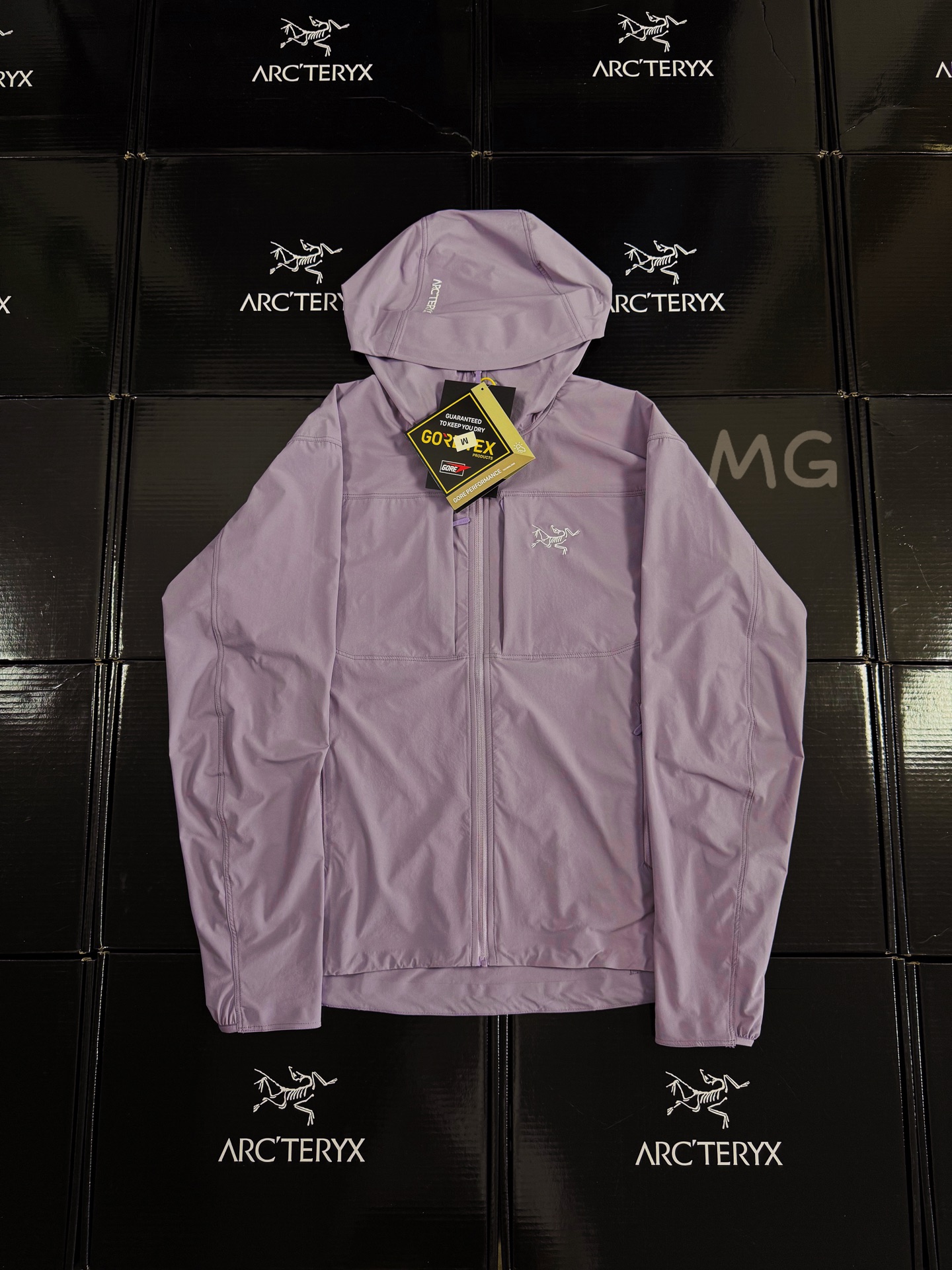 💰230 款号G21
新配色夕雾紫 顶级品质 2024年3月推出Gamma SL/升级版刺绣标Arcteryx Gamma LightWeight Hoody
全新改款设计 胸前口袋跟mx对齐!防风防泼水,UPF防晒50 % 春夏秋季轻透气软壳 !面料轻薄春夏秋可穿!
我称之为不加绒的伽马MX哈哈!
ARCTERYX 始祖鸟Gamma Lightweight Hoody 纯色连帽软壳春秋新款轻薄户外防风防晒夹克外套
徒步旅行可以是一次轻松的漫步,可以是一次前往偏远湖泊的旅行,也可以是一次登山或滑雪之旅的开端。无论是哪种徒步旅行,你都需要一款能适应多变微气候和天气的防护服。这款Gamma LightWeight 连帽衣就能满足这样的需求。其轻薄耐久的FortiusTM1.0双层组织面料具有四向弹力,且防风、防水、防晒.透气。StormHood兜帽提供保护的同时不会影响周边视线,拼接的修身剪裁和高效设计简洁。
Gamma LightWeight是Gamma软壳外套系列中薄的款式,面料四维弹力,防风防小雨,UPF防晒50 % 轻薄透气,适合春夏穿着。
颜色:隐秘灰 琢石蓝 球藻绿 黑色
尺码:S M L XL XXL
(⚠️只有黑色有XXL码)
SIZE: S M L XL
肩宽: 48 50 52 54
胸围: 114 118 122 126
袖长: 64 65 66 67
前衣长:66 68 70 72
后衣长:70 72 76 80
建议尺寸为合身尺寸
S(130斤以内)
M(130-150斤)
L(150-170斤)
XL(170-190斤)