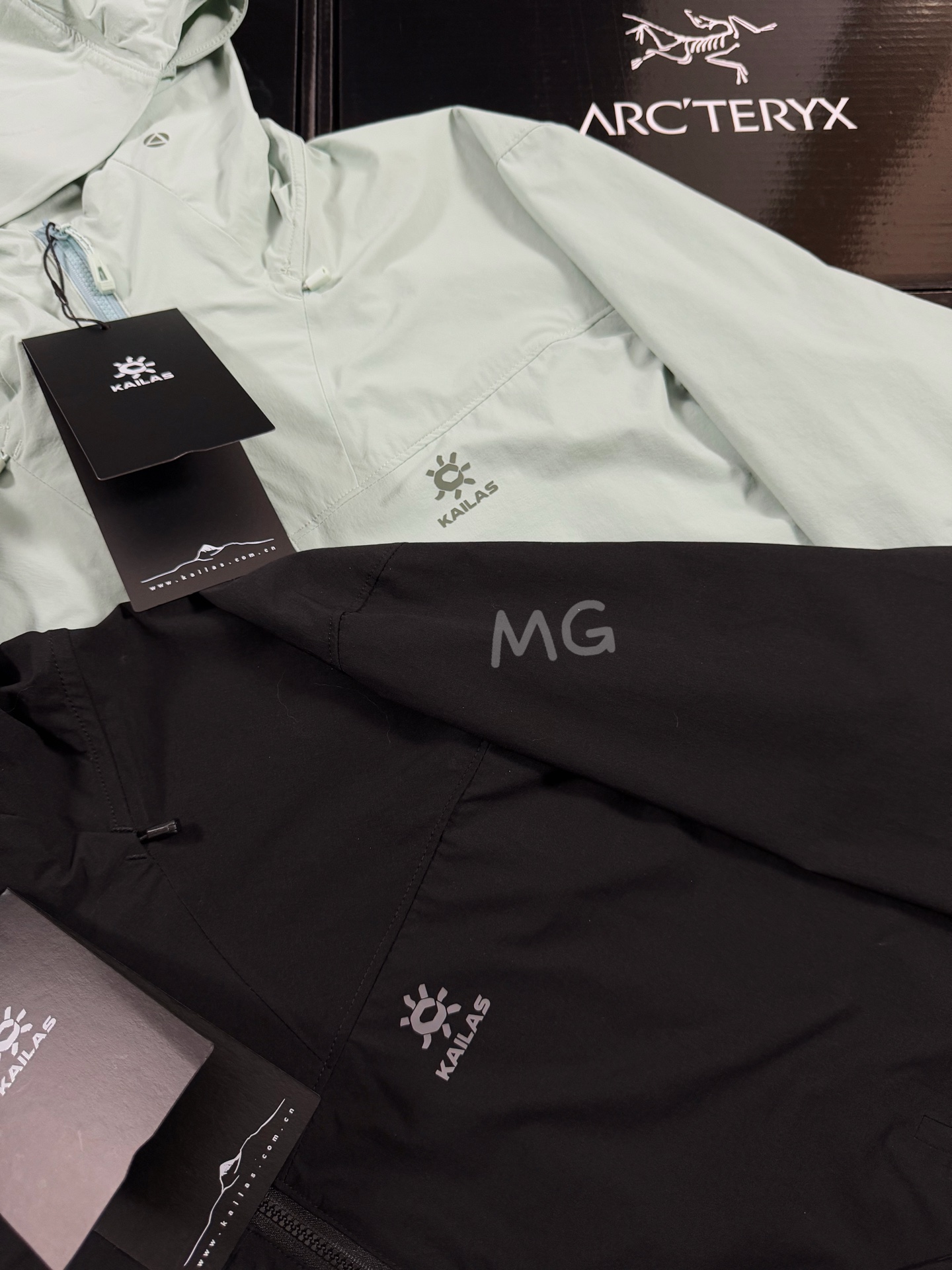 台州🐦现货直发 全压胶版本🔥 💰230 款号G55
顶级版本 凯乐石KAILAS M8-LT 运动户外防泼透汽防晒连帽薄款皮肤衣
这是一款专为炎热天气下轻量出行,同时兼具物理防晒的软壳皮肤衣 早秋春夏即可
面料防风透汽,耐久干爽,双层强韧线织结构,具有防风抗水与透汽性能,在湿润环境都能保持干爽同时耐久耐侯性出色,为登山徒步提供保护,提升运动舒适感。
从城市到山野,兼具防风,抗水,透气,耐磨等综合性能,户外城市多场景适用。
遵循人体户外运动状态,攀登立体剪裁。3D立体弯袖手肘预留弯曲15°设计,贴合手臂运动状态。增加袖长,大幅度肢体动作,为手部提供充足的防护。
YKK防自开拉链,安全耐用,不易划开。
下摆耐磨内贴,减少服装摩擦,衣身更耐用。
马蹄形袖口减少冷风灌入,贴合手臂运动。
下摆调节绳,快速调节下摆防灌风防蚊虫侵入,且更加保暖。
两侧拉链大口袋,方便安全满足出行收纳
口袋为无缝压胶工艺时尚立体有型
颜色:山染绿 黑色
尺码:S M L XL
S肩宽46.4 胸围112 衣长70.5 袖长64
M肩宽47.6 胸围116 衣长72.5 袖长65.6
L肩宽49 胸围121 衣长74 袖长66.6
XL肩宽50 胸围126 衣长75 袖长67.1
推荐身高体重
S体重100-130
M体重130-180
L体重150-180
XL体重170-200