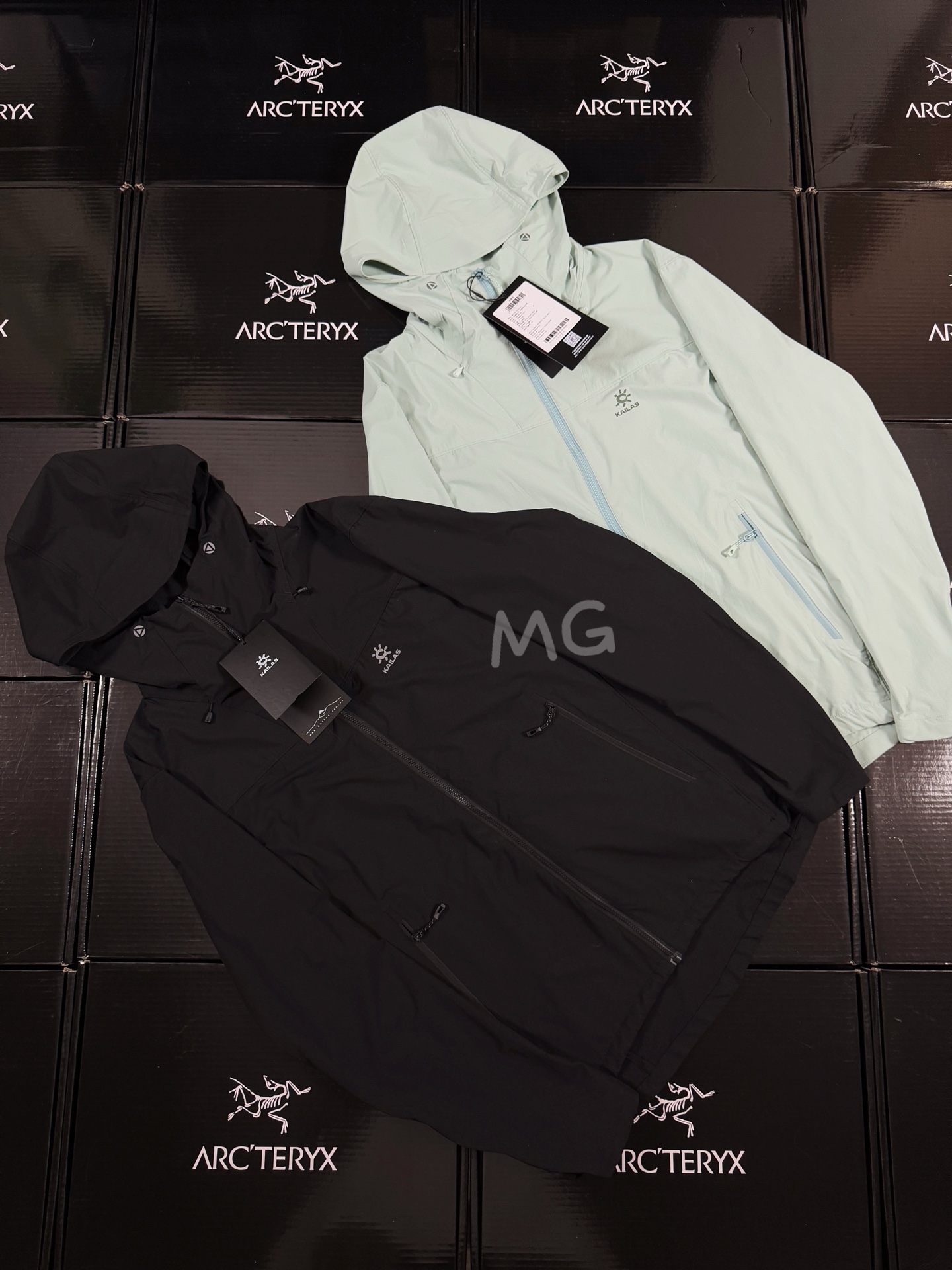 台州🐦现货直发 全压胶版本🔥 💰230 款号G55
顶级版本 凯乐石KAILAS M8-LT 运动户外防泼透汽防晒连帽薄款皮肤衣
这是一款专为炎热天气下轻量出行,同时兼具物理防晒的软壳皮肤衣 早秋春夏即可
面料防风透汽,耐久干爽,双层强韧线织结构,具有防风抗水与透汽性能,在湿润环境都能保持干爽同时耐久耐侯性出色,为登山徒步提供保护,提升运动舒适感。
从城市到山野,兼具防风,抗水,透气,耐磨等综合性能,户外城市多场景适用。
遵循人体户外运动状态,攀登立体剪裁。3D立体弯袖手肘预留弯曲15°设计,贴合手臂运动状态。增加袖长,大幅度肢体动作,为手部提供充足的防护。
YKK防自开拉链,安全耐用,不易划开。
下摆耐磨内贴,减少服装摩擦,衣身更耐用。
马蹄形袖口减少冷风灌入,贴合手臂运动。
下摆调节绳,快速调节下摆防灌风防蚊虫侵入,且更加保暖。
两侧拉链大口袋,方便安全满足出行收纳
口袋为无缝压胶工艺时尚立体有型
颜色:山染绿 黑色
尺码:S M L XL
S肩宽46.4 胸围112 衣长70.5 袖长64
M肩宽47.6 胸围116 衣长72.5 袖长65.6
L肩宽49 胸围121 衣长74 袖长66.6
XL肩宽50 胸围126 衣长75 袖长67.1
推荐身高体重
S体重100-130
M体重130-180
L体重150-180
XL体重170-200