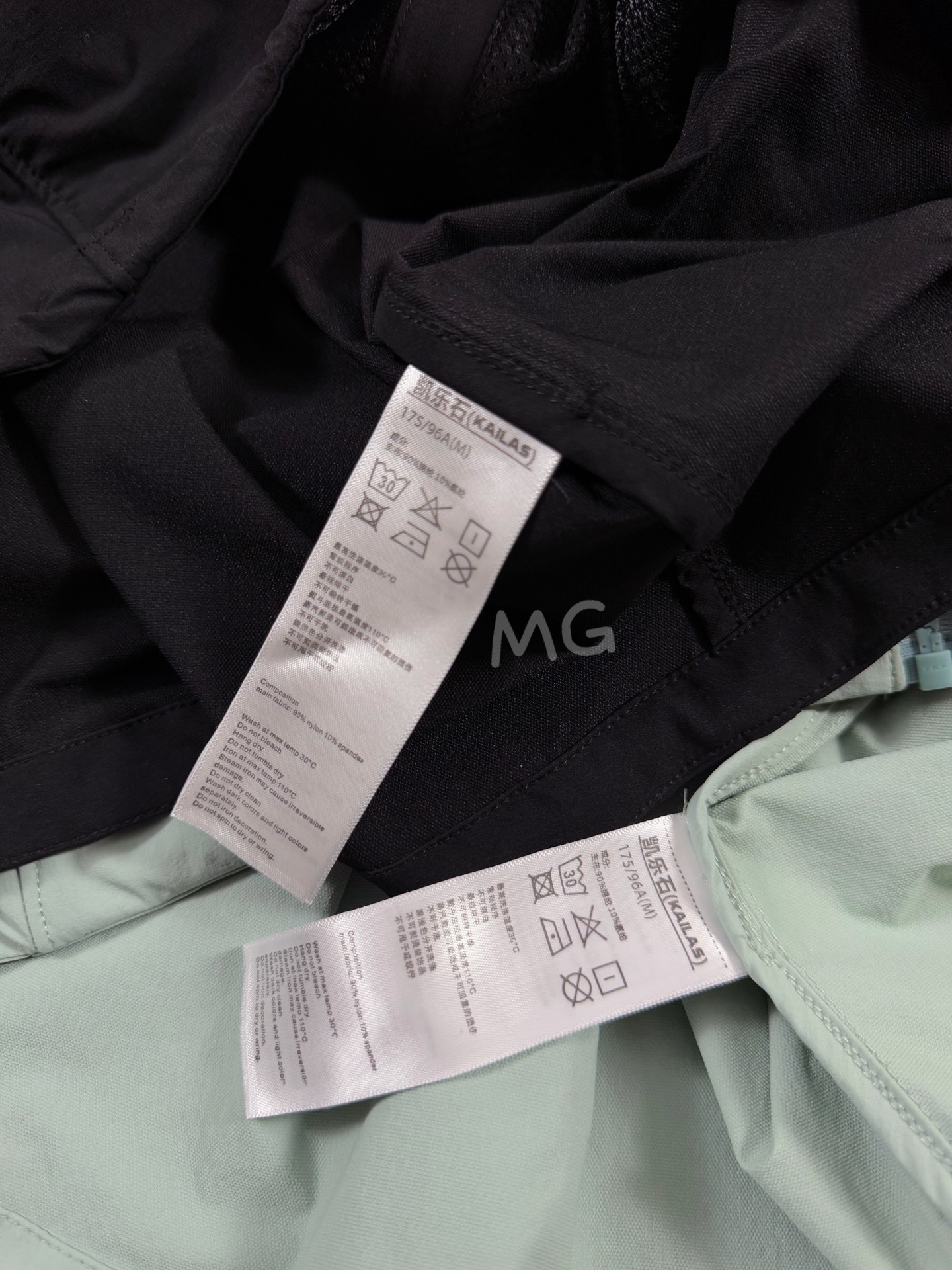 台州🐦现货直发 全压胶版本🔥 💰230 款号G55
顶级版本 凯乐石KAILAS M8-LT 运动户外防泼透汽防晒连帽薄款皮肤衣
这是一款专为炎热天气下轻量出行,同时兼具物理防晒的软壳皮肤衣 早秋春夏即可
面料防风透汽,耐久干爽,双层强韧线织结构,具有防风抗水与透汽性能,在湿润环境都能保持干爽同时耐久耐侯性出色,为登山徒步提供保护,提升运动舒适感。
从城市到山野,兼具防风,抗水,透气,耐磨等综合性能,户外城市多场景适用。
遵循人体户外运动状态,攀登立体剪裁。3D立体弯袖手肘预留弯曲15°设计,贴合手臂运动状态。增加袖长,大幅度肢体动作,为手部提供充足的防护。
YKK防自开拉链,安全耐用,不易划开。
下摆耐磨内贴,减少服装摩擦,衣身更耐用。
马蹄形袖口减少冷风灌入,贴合手臂运动。
下摆调节绳,快速调节下摆防灌风防蚊虫侵入,且更加保暖。
两侧拉链大口袋,方便安全满足出行收纳
口袋为无缝压胶工艺时尚立体有型
颜色:山染绿 黑色
尺码:S M L XL
S肩宽46.4 胸围112 衣长70.5 袖长64
M肩宽47.6 胸围116 衣长72.5 袖长65.6
L肩宽49 胸围121 衣长74 袖长66.6
XL肩宽50 胸围126 衣长75 袖长67.1
推荐身高体重
S体重100-130
M体重130-180
L体重150-180
XL体重170-200