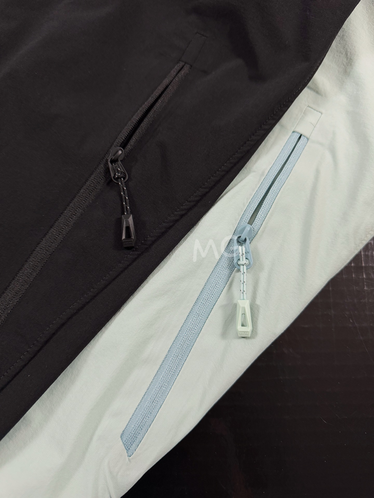 台州🐦现货直发 全压胶版本🔥 💰230 款号G55
顶级版本 凯乐石KAILAS M8-LT 运动户外防泼透汽防晒连帽薄款皮肤衣
这是一款专为炎热天气下轻量出行,同时兼具物理防晒的软壳皮肤衣 早秋春夏即可
面料防风透汽,耐久干爽,双层强韧线织结构,具有防风抗水与透汽性能,在湿润环境都能保持干爽同时耐久耐侯性出色,为登山徒步提供保护,提升运动舒适感。
从城市到山野,兼具防风,抗水,透气,耐磨等综合性能,户外城市多场景适用。
遵循人体户外运动状态,攀登立体剪裁。3D立体弯袖手肘预留弯曲15°设计,贴合手臂运动状态。增加袖长,大幅度肢体动作,为手部提供充足的防护。
YKK防自开拉链,安全耐用,不易划开。
下摆耐磨内贴,减少服装摩擦,衣身更耐用。
马蹄形袖口减少冷风灌入,贴合手臂运动。
下摆调节绳,快速调节下摆防灌风防蚊虫侵入,且更加保暖。
两侧拉链大口袋,方便安全满足出行收纳
口袋为无缝压胶工艺时尚立体有型
颜色:山染绿 黑色
尺码:S M L XL
S肩宽46.4 胸围112 衣长70.5 袖长64
M肩宽47.6 胸围116 衣长72.5 袖长65.6
L肩宽49 胸围121 衣长74 袖长66.6
XL肩宽50 胸围126 衣长75 袖长67.1
推荐身高体重
S体重100-130
M体重130-180
L体重150-180
XL体重170-200