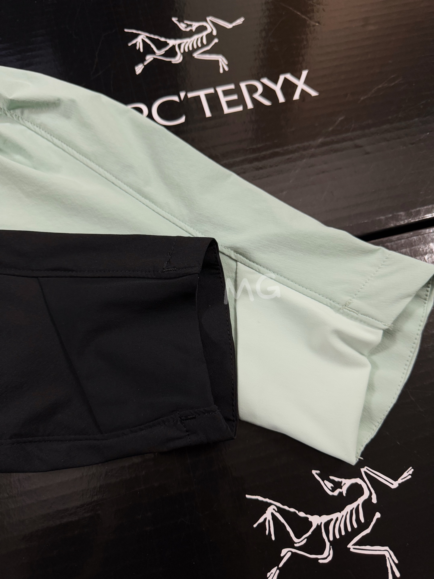 台州🐦现货直发 全压胶版本🔥 💰230 款号G55
顶级版本 凯乐石KAILAS M8-LT 运动户外防泼透汽防晒连帽薄款皮肤衣
这是一款专为炎热天气下轻量出行,同时兼具物理防晒的软壳皮肤衣 早秋春夏即可
面料防风透汽,耐久干爽,双层强韧线织结构,具有防风抗水与透汽性能,在湿润环境都能保持干爽同时耐久耐侯性出色,为登山徒步提供保护,提升运动舒适感。
从城市到山野,兼具防风,抗水,透气,耐磨等综合性能,户外城市多场景适用。
遵循人体户外运动状态,攀登立体剪裁。3D立体弯袖手肘预留弯曲15°设计,贴合手臂运动状态。增加袖长,大幅度肢体动作,为手部提供充足的防护。
YKK防自开拉链,安全耐用,不易划开。
下摆耐磨内贴,减少服装摩擦,衣身更耐用。
马蹄形袖口减少冷风灌入,贴合手臂运动。
下摆调节绳,快速调节下摆防灌风防蚊虫侵入,且更加保暖。
两侧拉链大口袋,方便安全满足出行收纳
口袋为无缝压胶工艺时尚立体有型
颜色:山染绿 黑色
尺码:S M L XL
S肩宽46.4 胸围112 衣长70.5 袖长64
M肩宽47.6 胸围116 衣长72.5 袖长65.6
L肩宽49 胸围121 衣长74 袖长66.6
XL肩宽50 胸围126 衣长75 袖长67.1
推荐身高体重
S体重100-130
M体重130-180
L体重150-180
XL体重170-200