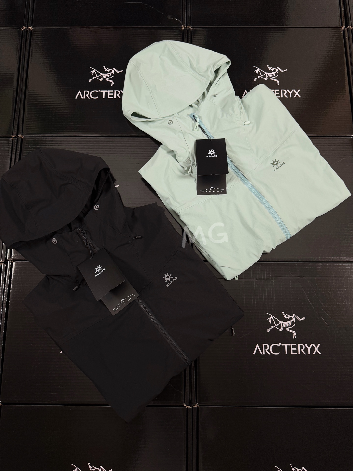 台州🐦现货直发 全压胶版本🔥 💰230 款号G55
顶级版本 凯乐石KAILAS M8-LT 运动户外防泼透汽防晒连帽薄款皮肤衣
这是一款专为炎热天气下轻量出行,同时兼具物理防晒的软壳皮肤衣 早秋春夏即可
面料防风透汽,耐久干爽,双层强韧线织结构,具有防风抗水与透汽性能,在湿润环境都能保持干爽同时耐久耐侯性出色,为登山徒步提供保护,提升运动舒适感。
从城市到山野,兼具防风,抗水,透气,耐磨等综合性能,户外城市多场景适用。
遵循人体户外运动状态,攀登立体剪裁。3D立体弯袖手肘预留弯曲15°设计,贴合手臂运动状态。增加袖长,大幅度肢体动作,为手部提供充足的防护。
YKK防自开拉链,安全耐用,不易划开。
下摆耐磨内贴,减少服装摩擦,衣身更耐用。
马蹄形袖口减少冷风灌入,贴合手臂运动。
下摆调节绳,快速调节下摆防灌风防蚊虫侵入,且更加保暖。
两侧拉链大口袋,方便安全满足出行收纳
口袋为无缝压胶工艺时尚立体有型
颜色:山染绿 黑色
尺码:S M L XL
S肩宽46.4 胸围112 衣长70.5 袖长64
M肩宽47.6 胸围116 衣长72.5 袖长65.6
L肩宽49 胸围121 衣长74 袖长66.6
XL肩宽50 胸围126 衣长75 袖长67.1
推荐身高体重
S体重100-130
M体重130-180
L体重150-180
XL体重170-200