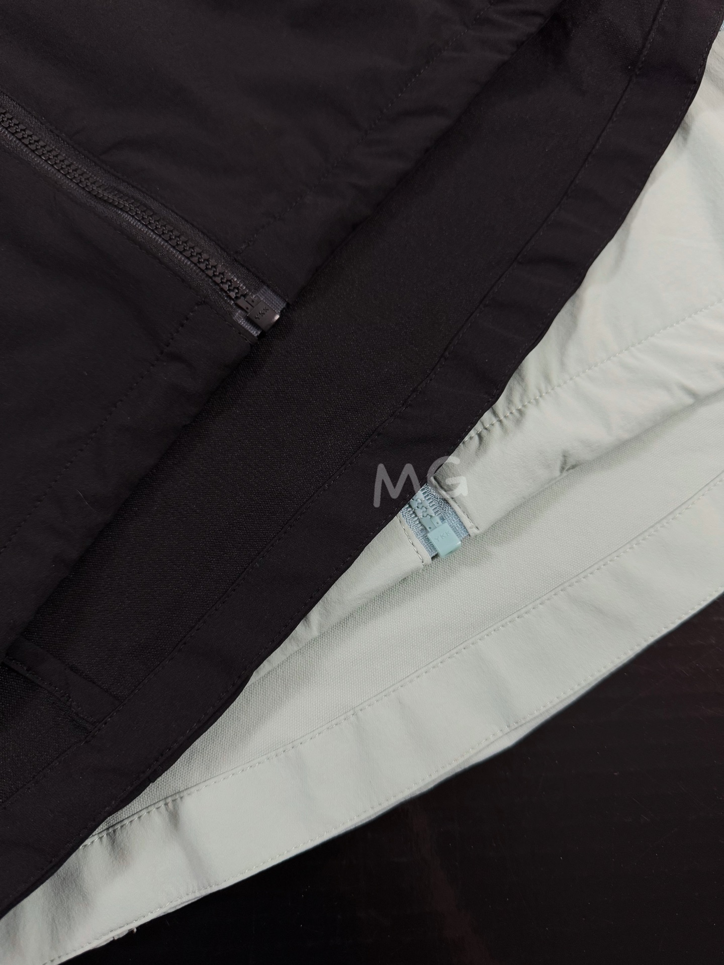 台州🐦现货直发 全压胶版本🔥 💰230 款号G55
顶级版本 凯乐石KAILAS M8-LT 运动户外防泼透汽防晒连帽薄款皮肤衣
这是一款专为炎热天气下轻量出行,同时兼具物理防晒的软壳皮肤衣 早秋春夏即可
面料防风透汽,耐久干爽,双层强韧线织结构,具有防风抗水与透汽性能,在湿润环境都能保持干爽同时耐久耐侯性出色,为登山徒步提供保护,提升运动舒适感。
从城市到山野,兼具防风,抗水,透气,耐磨等综合性能,户外城市多场景适用。
遵循人体户外运动状态,攀登立体剪裁。3D立体弯袖手肘预留弯曲15°设计,贴合手臂运动状态。增加袖长,大幅度肢体动作,为手部提供充足的防护。
YKK防自开拉链,安全耐用,不易划开。
下摆耐磨内贴,减少服装摩擦,衣身更耐用。
马蹄形袖口减少冷风灌入,贴合手臂运动。
下摆调节绳,快速调节下摆防灌风防蚊虫侵入,且更加保暖。
两侧拉链大口袋,方便安全满足出行收纳
口袋为无缝压胶工艺时尚立体有型
颜色:山染绿 黑色
尺码:S M L XL
S肩宽46.4 胸围112 衣长70.5 袖长64
M肩宽47.6 胸围116 衣长72.5 袖长65.6
L肩宽49 胸围121 衣长74 袖长66.6
XL肩宽50 胸围126 衣长75 袖长67.1
推荐身高体重
S体重100-130
M体重130-180
L体重150-180
XL体重170-200