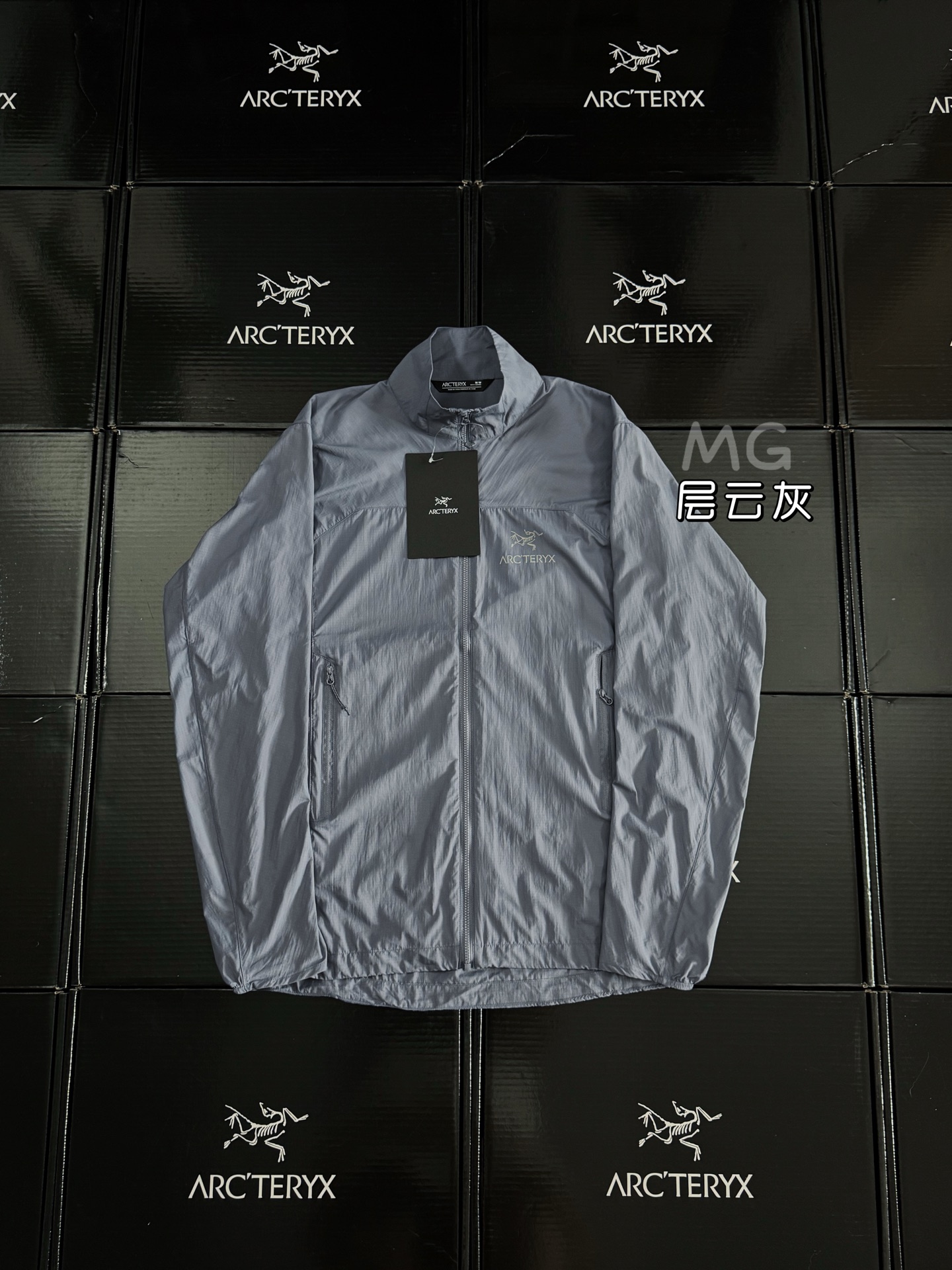 💰180 款号G59 ARC‘TERYX丨始祖鸟立领风壳防晒服 Squamish皮肤衣 真的很不错 主要是穿起来真的很舒服,按理来说Squamish的主要使用场景为户外活动,但是在设计时增加了许多舒适度,所以用来日常穿也很不错,特别是夏季SQ拥有极高的防晒指数,可以隔绝紫外线,就算是高海拔地区 Tyono 30 面料也可以轻松隔绝,不用担心上晒伤! 普通人夏季进行户外徒步 登山应该会少一些,个人感觉更适合作为旅行穿搭,夏季也适用于新疆 西藏 威海 三亚等地区紫外线比较强烈,可以完全当做防晒衣来穿,效果还是很不错的,但是需要考虑昼夜温差,随时换取,更关键的来了,Sq真的非常好收纳,整件衣服都可以收纳进胸口口袋,收纳完毕就算装进衣服口袋都完全没有问题!这就是便携式设计的使用方法,非常便捷! 上身感受舒适度极高,关键是面料非常透气,穿起来都是冰冰凉凉的感觉,因为面料表面拥有成千上万个纳米级别的透气孔,可以进行快速的通风散热,就算是有徒步登山的需求,Squamish也可以长久保持干燥凉爽,不会有丝毫的闷热!这样的功能性设计简直太合理了 颜色:黑色 天青色 层云蓝 幽舞绿 Size:S-XXL 衣长:73 74 76 78 80 胸围:115 118 122 126 130 袖长:68 69 70 71 72