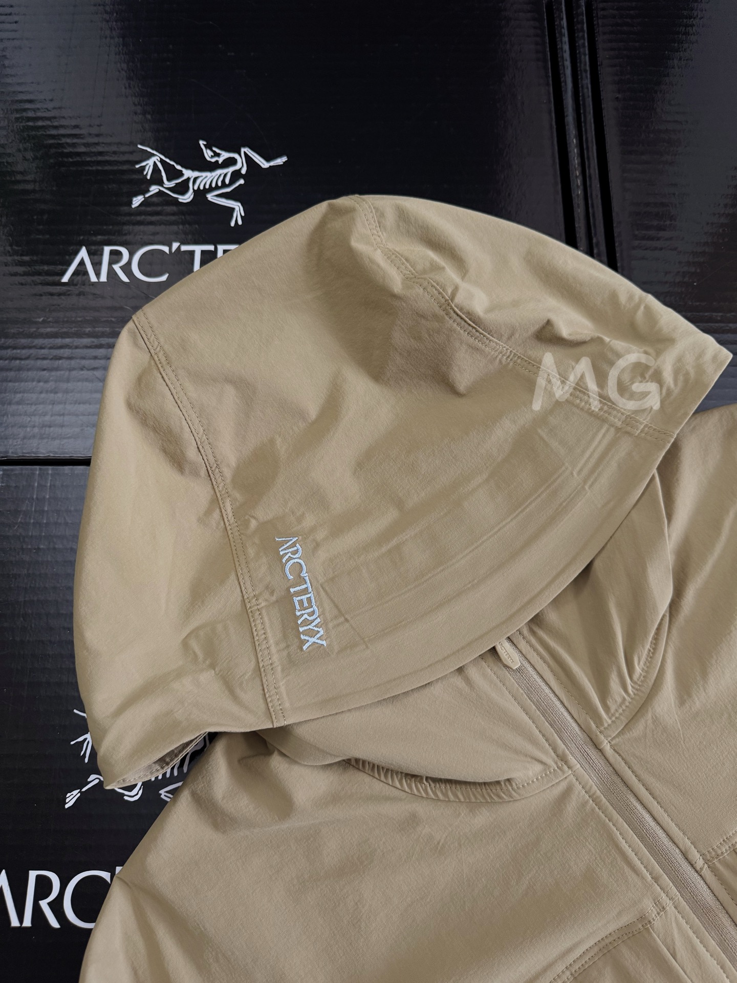 款号G21 新配色砂陶棕 顶级品质 2024年3月推出Gamma SL/升级版刺绣标Arcteryx Gamma LightWeight Hoody 全新改款设计 胸前口袋跟mx对齐!防风防泼水,UPF防晒50 % 春夏秋季轻透气软壳!面料轻薄春夏秋可穿! 我称之为不加绒的伽马MX哈哈! ARCTERYX 始祖鸟Gamma Lightweight Hoody 纯色连帽软壳春秋新款轻薄户外防风防晒夹克外套 徒步旅行可以是一次轻松的漫步,可以是一次前往偏远湖泊的旅行,也可以是一次登山或滑雪之旅的开端.无论是哪种徒步旅行,你都需要一款能适应多变微气候和天气的防护服.这款Gamma LightWeight 连帽衣就能满足这样的需求.其轻薄耐久的FortiusTM1.0双层组织面料具有四向弹力,且防风、防水、防晒.透气.StormHood兜帽提供保护的同时不会影响周边视线,拼接的修身剪裁和高效设计简洁. Gamma LightWeight是Gamma软壳外套系列中薄的款式,面料四维弹力,防风防小雨,UPF防晒50 % 轻薄透气,适合春夏穿着. 颜色:隐秘灰 琢石蓝 球藻绿 黑色 (⚠️只有黑色有XXL码) 肩宽: 48 50 52 54 胸围: 114 118 122 126 袖长: 64 65 66 67 前衣长:66 68 70 72 后衣长:70 72 76 80 建议尺寸为合身尺寸 S(130斤以内) M(130-150斤) L(150-170斤) XL(170-190斤)