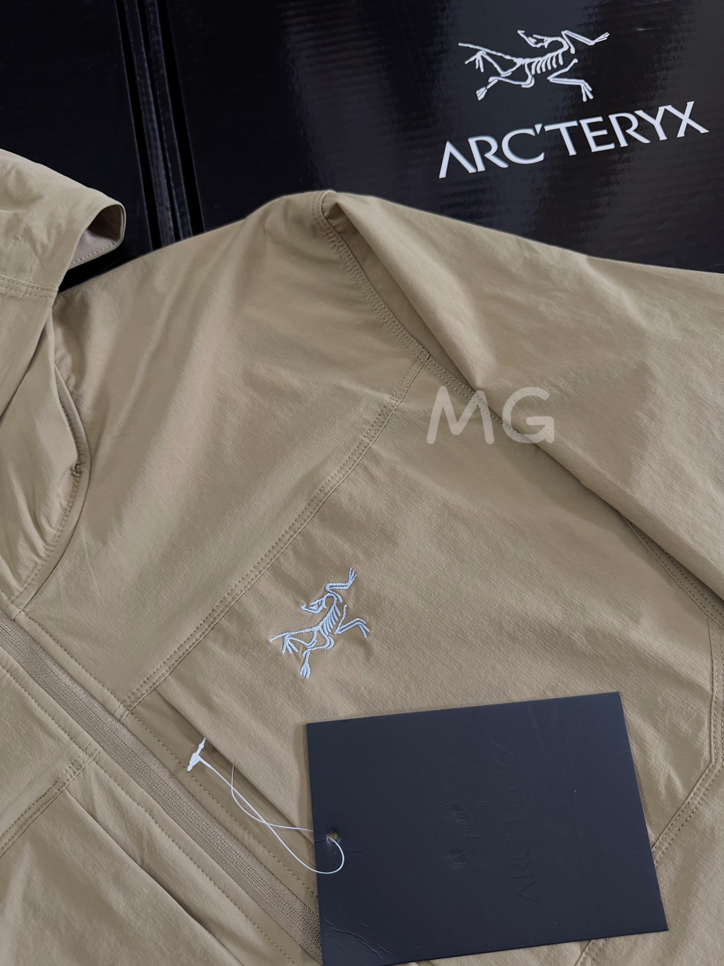 款号G21 新配色砂陶棕 顶级品质 2024年3月推出Gamma SL/升级版刺绣标Arcteryx Gamma LightWeight Hoody 全新改款设计 胸前口袋跟mx对齐!防风防泼水,UPF防晒50 % 春夏秋季轻透气软壳!面料轻薄春夏秋可穿! 我称之为不加绒的伽马MX哈哈! ARCTERYX 始祖鸟Gamma Lightweight Hoody 纯色连帽软壳春秋新款轻薄户外防风防晒夹克外套 徒步旅行可以是一次轻松的漫步,可以是一次前往偏远湖泊的旅行,也可以是一次登山或滑雪之旅的开端.无论是哪种徒步旅行,你都需要一款能适应多变微气候和天气的防护服.这款Gamma LightWeight 连帽衣就能满足这样的需求.其轻薄耐久的FortiusTM1.0双层组织面料具有四向弹力,且防风、防水、防晒.透气.StormHood兜帽提供保护的同时不会影响周边视线,拼接的修身剪裁和高效设计简洁. Gamma LightWeight是Gamma软壳外套系列中薄的款式,面料四维弹力,防风防小雨,UPF防晒50 % 轻薄透气,适合春夏穿着. 颜色:隐秘灰 琢石蓝 球藻绿 黑色 (⚠️只有黑色有XXL码) 肩宽: 48 50 52 54 胸围: 114 118 122 126 袖长: 64 65 66 67 前衣长:66 68 70 72 后衣长:70 72 76 80 建议尺寸为合身尺寸 S(130斤以内) M(130-150斤) L(150-170斤) XL(170-190斤)