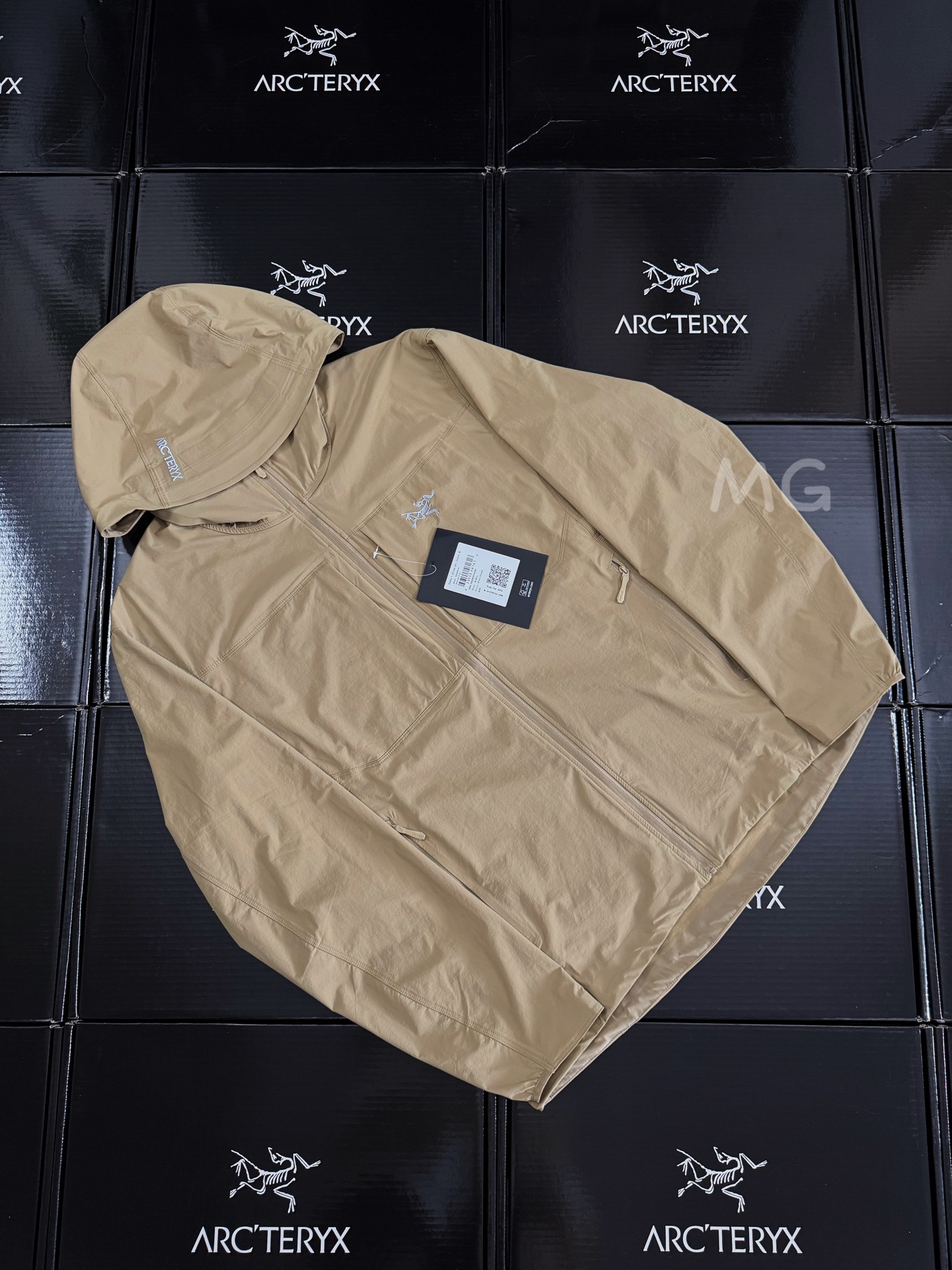 款号G21 新配色砂陶棕 顶级品质 2024年3月推出Gamma SL/升级版刺绣标Arcteryx Gamma LightWeight Hoody 全新改款设计 胸前口袋跟mx对齐!防风防泼水,UPF防晒50 % 春夏秋季轻透气软壳!面料轻薄春夏秋可穿! 我称之为不加绒的伽马MX哈哈! ARCTERYX 始祖鸟Gamma Lightweight Hoody 纯色连帽软壳春秋新款轻薄户外防风防晒夹克外套 徒步旅行可以是一次轻松的漫步,可以是一次前往偏远湖泊的旅行,也可以是一次登山或滑雪之旅的开端.无论是哪种徒步旅行,你都需要一款能适应多变微气候和天气的防护服.这款Gamma LightWeight 连帽衣就能满足这样的需求.其轻薄耐久的FortiusTM1.0双层组织面料具有四向弹力,且防风、防水、防晒.透气.StormHood兜帽提供保护的同时不会影响周边视线,拼接的修身剪裁和高效设计简洁. Gamma LightWeight是Gamma软壳外套系列中薄的款式,面料四维弹力,防风防小雨,UPF防晒50 % 轻薄透气,适合春夏穿着. 颜色:隐秘灰 琢石蓝 球藻绿 黑色 (⚠️只有黑色有XXL码) 肩宽: 48 50 52 54 胸围: 114 118 122 126 袖长: 64 65 66 67 前衣长:66 68 70 72 后衣长:70 72 76 80 建议尺寸为合身尺寸 S(130斤以内) M(130-150斤) L(150-170斤) XL(170-190斤)