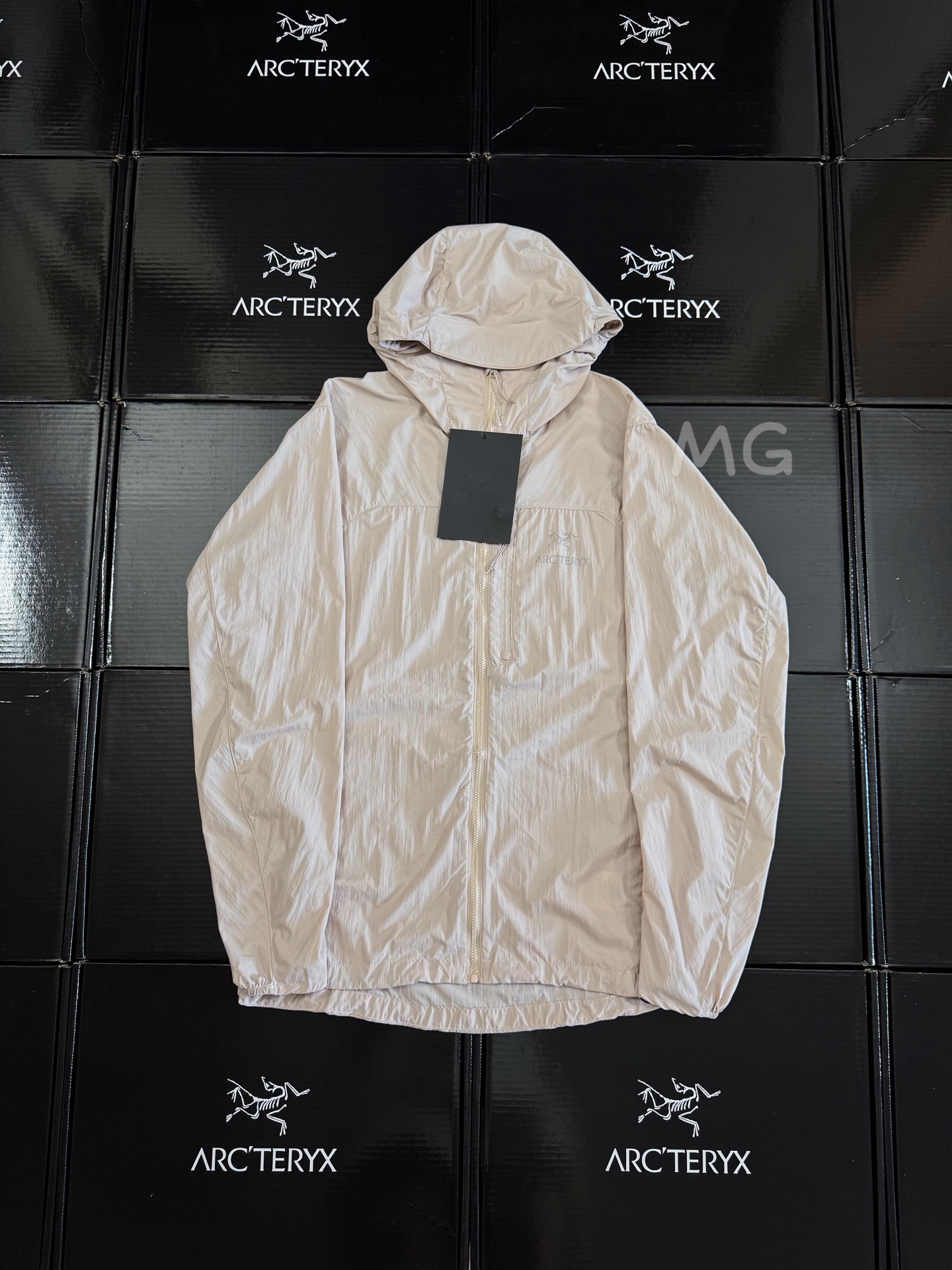 💰160 款号G31 新配色 雾夕粉
顶级版本 Arcteryx始祖鸟 Squamish Hoody 轻薄风壳连帽休闲薄款夹克 这款夹克最大的特点就是轻便,M码重量仅155g,穿在身上几乎没有负担,适配徒步、登山和骑行多场景。而且它还可以被压缩并塞进自己的胸前口袋,不占空间。采用Tyono™ 30 尼龙面料,具有高透气性和抗风性,能有效阻挡强风,即使在风大的山上或者海边,也可以保持舒适。同时透气性也非常好。修身的设计,在活动中可以进行全方位的运动,不会受到束缚。
参数解析:
1. 轻薄便携,性能卓越 * 面料:🌟 Squamish Hoody 采用 Tyono™ 30 尼龙面料,兼具防风、耐磨和高透气性,重量仅约 200 克,可轻松收纳至自身胸袋,随身携带无负担。 * StormHood™ 可调节兜帽:☔ 单手拉绳设计,贴合头部且不影响视野,适合恶劣天气使用。 * 防泼水处理:💧 表面 DWR 涂层可抵御小雨和泼溅,保持干爽。 * 修身剪裁:💃 贴合身形设计,搭配腋下插角布,活动灵活无束缚。
2. 多功能场景适配 * 定位:🌍 作为 “全天候风壳”,适合徒步、登山、骑行等户外运动,也适合城市通勤和日常防风防晒。 * 防晒性能:🌞 深色款防晒效果更佳,浅色款轻盈透气。 * 收纳便捷:🎒 单侧胸袋可存放压缩后的夹克,方便挂扣在背包或安全带上。
3. 配色与细节 * 配色:🎨 提供多款配色(如黑、灰、蓝等),满足不同风格需求。 * 细节:🔒 下摆双侧调节扣可防止灌风,拉链采用 No Slip Zip™ 技术,顺滑耐用。
颜色: 黑色 层云灰 浩渺灰 天青色 幽雾绿 原子灰 云天蓝 幸运蓝 埃及橙
码数:S-XXL
胸围:115 118 122 126 130
衣长:73 74 76 78 80
袖长:68 69 70 71 62