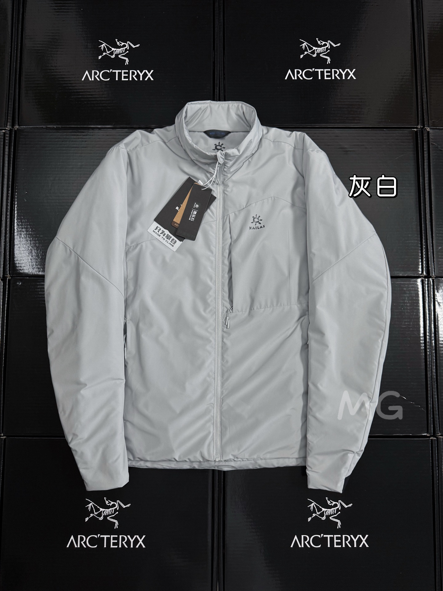 💰260 款号G61
顶级品质 KAILAS/凯乐石男士轻量立领棉服户外登山羽绒棉服情侣款立领外套
区别市场DIY版本!!! 这是湿冷天气下专为轻徒步和山地生活设计的全时保暖棉服,可防泼水防油防污,无惧微雨天气,防污耐造;当外部冷气入侵,即使内部汗湿情况下,仍可保持恒定保暖效果。也可作为中层保暖服穿着
•采用三防科技面料并加强抗皱性能,防泼水、防油污、易打理,提供全时防护,易于清洁
•核心区填充 Primaloft 40G/m²棉,湿水后仍保持98%的保暖性,确保运动中保持干燥温暖
•模块化区域设计,易汗区透汽系统帮助快速散热,加速运动排汗,透汽更舒适
颜色:藏青 黑色 灰白 宝蓝
尺码:S M L XL 2XL
肩宽 胸围 衣长 袖长
S: 43.6 107 67 62.8
M: 44.8 111 69 64.4
L: 46 115 71 66
XL: 47.2 119 73 67.6
XXL:48.7 124 74.5 68.6