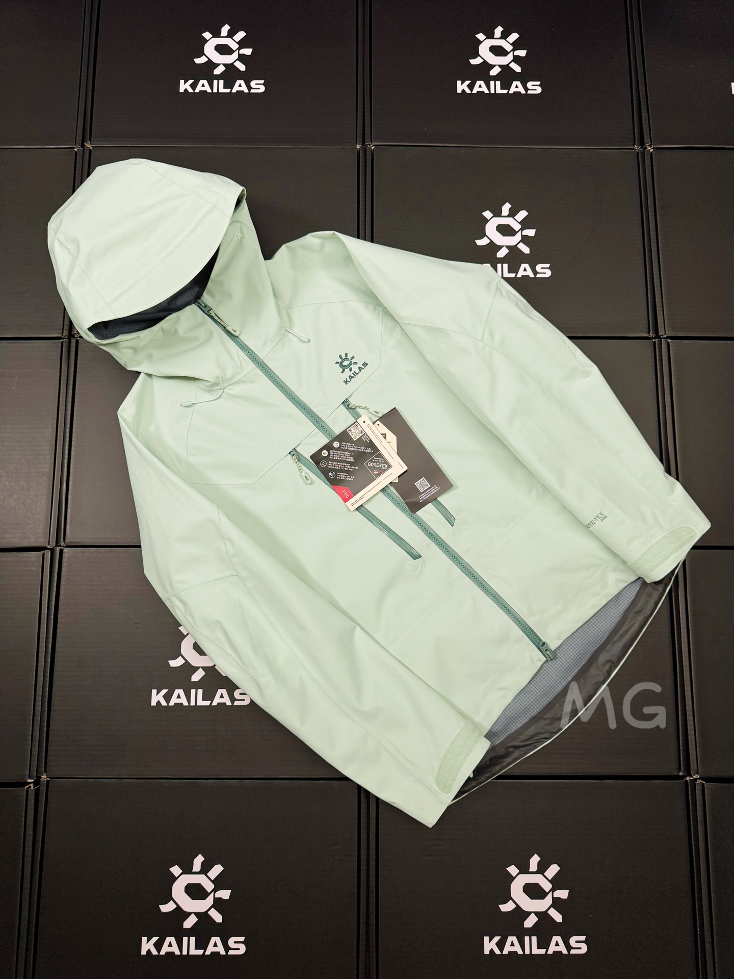 💰380 款号G37
大X出货也就是俗称的montXpro,区别小X的拉链位置
凯乐石KAILAS MONT-XPro 全新升级,运动户外全天候硬壳专业防水防风透气登山冲锋衣外套 男女同款 -
顶级品质,区别市场货,错版,全溢胶工艺
热度款 一件难求!凯乐石MONT Xpro,为应对极端突变天气而生。
▪氧化橙很亮眼,终于有一件属于自己的橙色raincoat啦。城市日常也很百搭。
▪硬壳耐磨耐造,袖口、衣内也均设有口袋。腋下拉链更加透气,还有可拆卸防风裙。性能很高。
高开交叉口袋 扩容设计 背负状态下 也能轻松取物!
360°三维风帽 帽随脸动 视野无阻碍 可兼容头盔!
高领设计 增强保暖性 颈部拉链可在运动中快速调节体温!
3D立体剪裁工艺 贴合亚洲人身形更适合登山、滑雪、攀冰等高山活动 令面料更加贴合身体曲线 有效提高了吸湿排汗性能和保暖性能 同时模拟攀登姿势设计 让运动中的身体拥有更多的灵活性 没有任何束缚感!
颜色:玄夜黑 冰湖绿 旷凝紫 岩石灰 失车菊蓝
尺码:XS-XXL
胸围:114 118 122 126 130 134
衣长:73 75 77 79 81 83
XS推荐90-110斤
S推荐110-130斤
M推荐130-150斤
L推荐150-170斤
XL推荐170-185斤
XXL推荐185-200斤