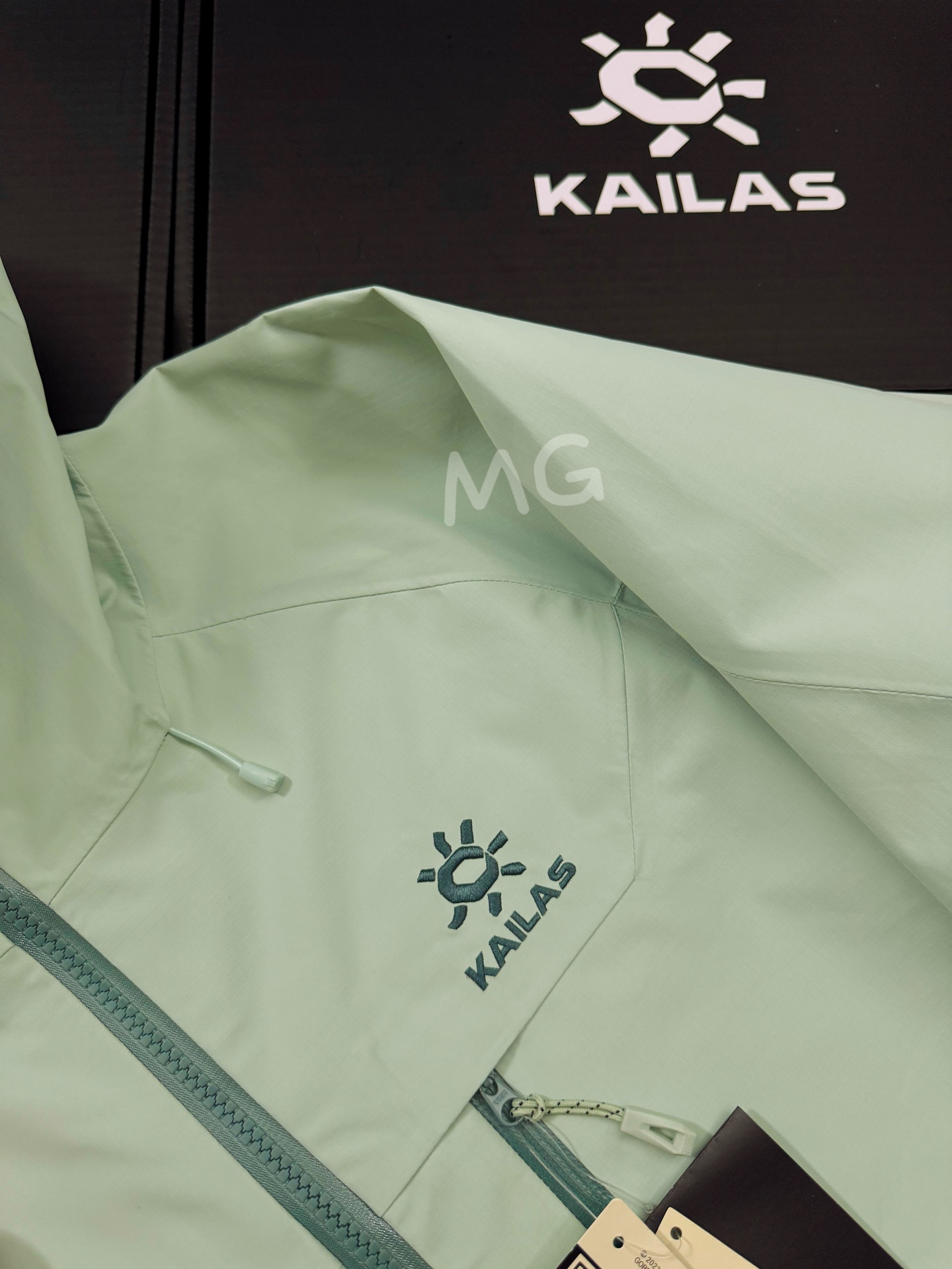 💰380 款号G37
大X出货也就是俗称的montXpro,区别小X的拉链位置
凯乐石KAILAS MONT-XPro 全新升级,运动户外全天候硬壳专业防水防风透气登山冲锋衣外套 男女同款 -
顶级品质,区别市场货,错版,全溢胶工艺
热度款 一件难求!凯乐石MONT Xpro,为应对极端突变天气而生。
▪氧化橙很亮眼,终于有一件属于自己的橙色raincoat啦。城市日常也很百搭。
▪硬壳耐磨耐造,袖口、衣内也均设有口袋。腋下拉链更加透气,还有可拆卸防风裙。性能很高。
高开交叉口袋 扩容设计 背负状态下 也能轻松取物!
360°三维风帽 帽随脸动 视野无阻碍 可兼容头盔!
高领设计 增强保暖性 颈部拉链可在运动中快速调节体温!
3D立体剪裁工艺 贴合亚洲人身形更适合登山、滑雪、攀冰等高山活动 令面料更加贴合身体曲线 有效提高了吸湿排汗性能和保暖性能 同时模拟攀登姿势设计 让运动中的身体拥有更多的灵活性 没有任何束缚感!
颜色:玄夜黑 冰湖绿 旷凝紫 岩石灰 失车菊蓝
尺码:XS-XXL
胸围:114 118 122 126 130 134
衣长:73 75 77 79 81 83
XS推荐90-110斤
S推荐110-130斤
M推荐130-150斤
L推荐150-170斤
XL推荐170-185斤
XXL推荐185-200斤