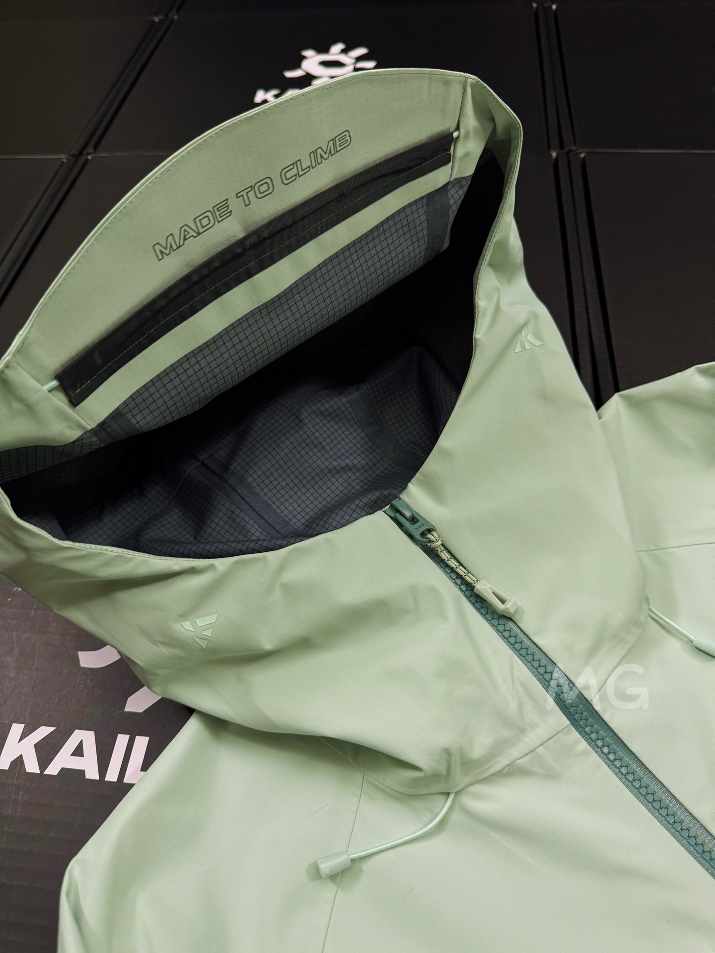 💰380 款号G37
大X出货也就是俗称的montXpro,区别小X的拉链位置
凯乐石KAILAS MONT-XPro 全新升级,运动户外全天候硬壳专业防水防风透气登山冲锋衣外套 男女同款 -
顶级品质,区别市场货,错版,全溢胶工艺
热度款 一件难求!凯乐石MONT Xpro,为应对极端突变天气而生。
▪氧化橙很亮眼,终于有一件属于自己的橙色raincoat啦。城市日常也很百搭。
▪硬壳耐磨耐造,袖口、衣内也均设有口袋。腋下拉链更加透气,还有可拆卸防风裙。性能很高。
高开交叉口袋 扩容设计 背负状态下 也能轻松取物!
360°三维风帽 帽随脸动 视野无阻碍 可兼容头盔!
高领设计 增强保暖性 颈部拉链可在运动中快速调节体温!
3D立体剪裁工艺 贴合亚洲人身形更适合登山、滑雪、攀冰等高山活动 令面料更加贴合身体曲线 有效提高了吸湿排汗性能和保暖性能 同时模拟攀登姿势设计 让运动中的身体拥有更多的灵活性 没有任何束缚感!
颜色:玄夜黑 冰湖绿 旷凝紫 岩石灰 失车菊蓝
尺码:XS-XXL
胸围:114 118 122 126 130 134
衣长:73 75 77 79 81 83
XS推荐90-110斤
S推荐110-130斤
M推荐130-150斤
L推荐150-170斤
XL推荐170-185斤
XXL推荐185-200斤