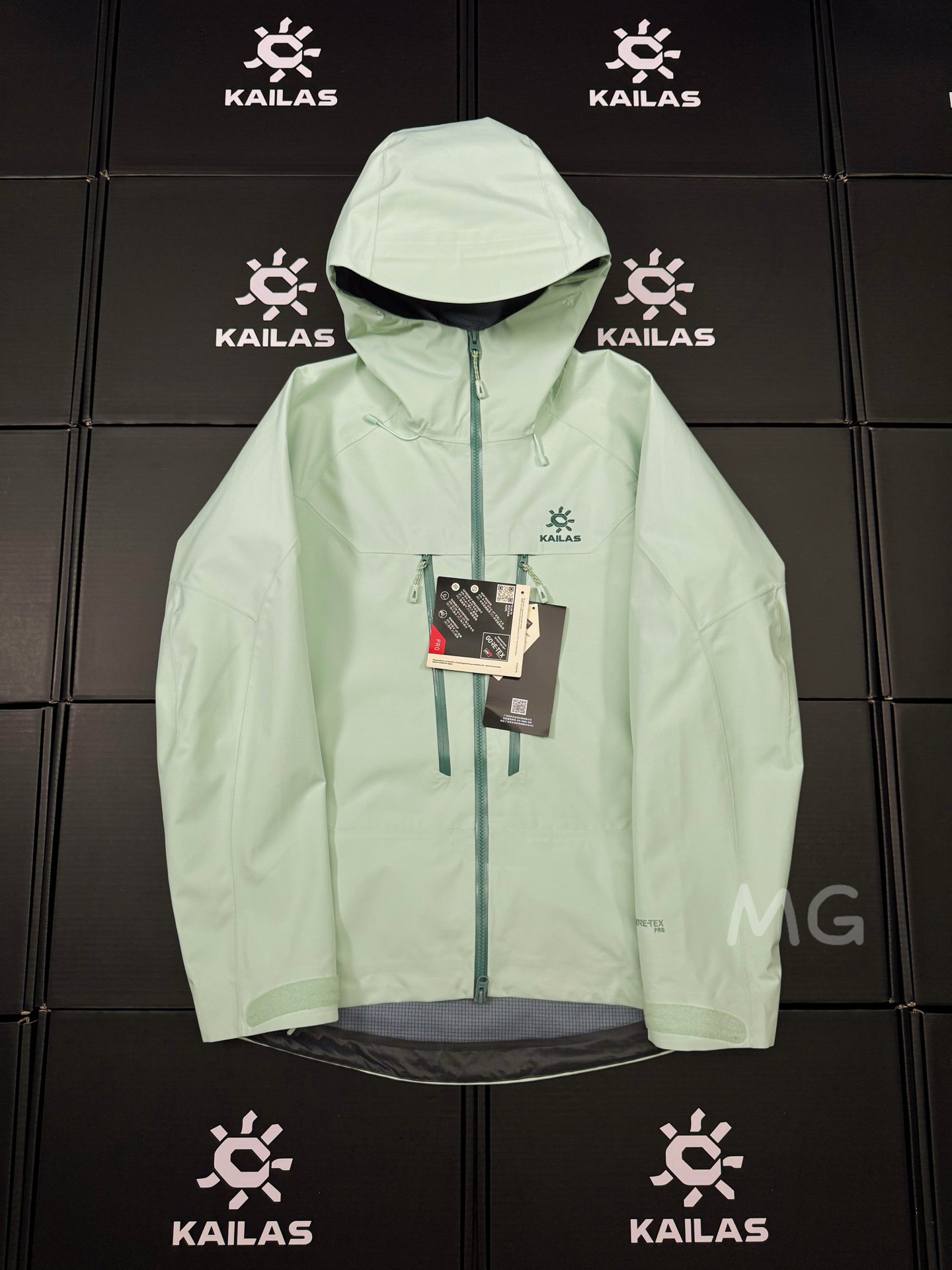 💰380 款号G37
大X出货也就是俗称的montXpro,区别小X的拉链位置
凯乐石KAILAS MONT-XPro 全新升级,运动户外全天候硬壳专业防水防风透气登山冲锋衣外套 男女同款 -
顶级品质,区别市场货,错版,全溢胶工艺
热度款 一件难求!凯乐石MONT Xpro,为应对极端突变天气而生。
▪氧化橙很亮眼,终于有一件属于自己的橙色raincoat啦。城市日常也很百搭。
▪硬壳耐磨耐造,袖口、衣内也均设有口袋。腋下拉链更加透气,还有可拆卸防风裙。性能很高。
高开交叉口袋 扩容设计 背负状态下 也能轻松取物!
360°三维风帽 帽随脸动 视野无阻碍 可兼容头盔!
高领设计 增强保暖性 颈部拉链可在运动中快速调节体温!
3D立体剪裁工艺 贴合亚洲人身形更适合登山、滑雪、攀冰等高山活动 令面料更加贴合身体曲线 有效提高了吸湿排汗性能和保暖性能 同时模拟攀登姿势设计 让运动中的身体拥有更多的灵活性 没有任何束缚感!
颜色:玄夜黑 冰湖绿 旷凝紫 岩石灰 失车菊蓝
尺码:XS-XXL
胸围:114 118 122 126 130 134
衣长:73 75 77 79 81 83
XS推荐90-110斤
S推荐110-130斤
M推荐130-150斤
L推荐150-170斤
XL推荐170-185斤
XXL推荐185-200斤