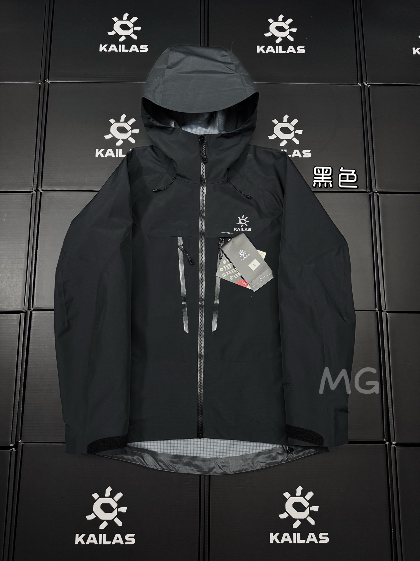 💰380 款号G37
大X出货也就是俗称的montXpro,区别小X的拉链位置
凯乐石KAILAS MONT-XPro 全新升级,运动户外全天候硬壳专业防水防风透气登山冲锋衣外套 男女同款 -
顶级品质,区别市场货,错版,全溢胶工艺
热度款 一件难求!凯乐石MONT Xpro,为应对极端突变天气而生。
▪氧化橙很亮眼,终于有一件属于自己的橙色raincoat啦。城市日常也很百搭。
▪硬壳耐磨耐造,袖口、衣内也均设有口袋。腋下拉链更加透气,还有可拆卸防风裙。性能很高。
高开交叉口袋 扩容设计 背负状态下 也能轻松取物!
360°三维风帽 帽随脸动 视野无阻碍 可兼容头盔!
高领设计 增强保暖性 颈部拉链可在运动中快速调节体温!
3D立体剪裁工艺 贴合亚洲人身形更适合登山、滑雪、攀冰等高山活动 令面料更加贴合身体曲线 有效提高了吸湿排汗性能和保暖性能 同时模拟攀登姿势设计 让运动中的身体拥有更多的灵活性 没有任何束缚感!
颜色:玄夜黑 冰湖绿 旷凝紫 岩石灰 失车菊蓝
尺码:S-XXL