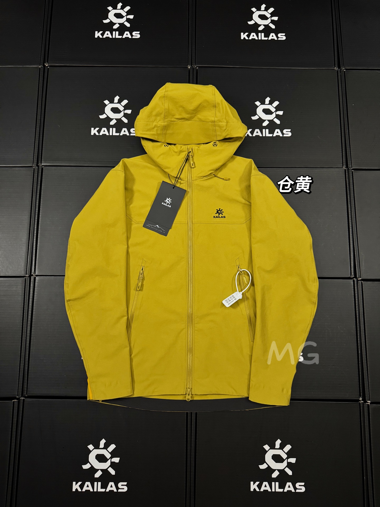 💰270 款号G23
顶级品质 凯乐石KAILAS M8系列运动户外防风防泼水弹力耐磨徒步连帽软壳夹克 徽标外套
原厂出品!品质保证! 全套辅料细节 区别台州光板刺绣 主推价格美丽!
厚度适中!春秋新品
M8我选称之为,通勤神器!
全衣定制辅料面料,定制拉链头,全衣logo定制,精心制作,区别光版印花low货
弹性高领护脖设计 舒适性强防护性能佳,VislonNoSlip ZipT™提供最强保护无惧户外复杂气候 防风防潮 无惧中小雨.
户外运动徒步登山面料采用400D尼龙空变登山布 透气耐磨 防风防泼水 面料中厚,春秋冬可穿!
徒步旅行可以是一次轻松的漫步,可以是一次前往偏远湖泊的旅行,也可以是一次登山或滑雪之旅的开端。无论是哪种徒步旅行,你都需要一款能适应多变微气候和天气的防护服。这款M8 连帽衣就能满足这样的需求。其中厚耐久的FortiusTM1.0双层组织面料具有四向弹力,且防风、防水、防晒.透气。StormHood兜帽提供保护的同时不会影响周边视线,拼接的修身剪裁和高效设计简洁,超级百搭
尺码:S M L XL XXL
颜色:墨黑 苍黄 碧石绿 浅云灰 藏青蓝
SIZE: S M L XL XXL
肩宽: 46 47 48 49 50
胸围:112 118 120 122 128
袖长: 61 62 63 64 65
衣长:69 71 73 75 77
建议尺寸为合身尺寸
S(90-120斤)
M(120-140斤)
L(140-160斤)
XL(160-180斤)
XXL(180-210斤)