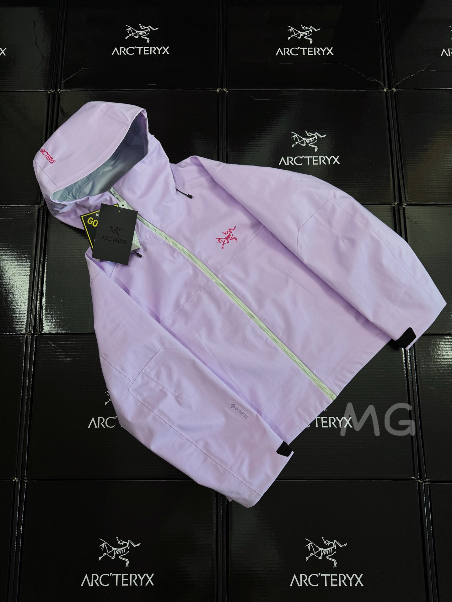 💰300 款号G67
Arc'teryx丨始祖鸟Side Winder 响尾蛇冲锋衣✅
▪️响尾蛇独特的斜拉链设计
▪️性能上会更好一些
▪️goretex 3L压胶面料
▪️版型上大致和老版的rush一致
▪️搭载了recco雪崩救援系统
▪️内里有比较薄的薄绒
▪️没有雪裙雪袖!我觉得爬山滑雪通勤
▪️这一件通吃!
颜色:黑色 紫色 雅致棕
尺码:XS-XL
胸围:118 122 126 130 134
衣长:60 62 64 66 68
xs推荐100斤以内
s推荐100-120斤
m推荐120-140斤
L推荐140-160斤
xl推荐160-180斤
这个系列是短款哦!!!注意看衣长