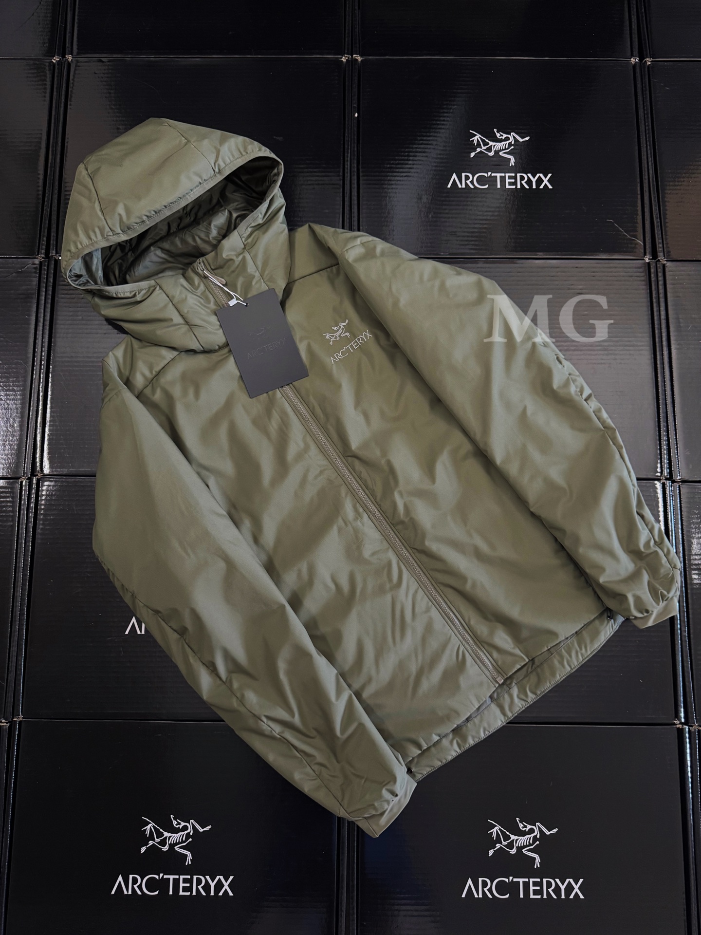 💰260 款号G68 🉑二批
25年新款 顶级版本 Arcteryx始祖鸟 新款阿童木 Atom SL Hoody 刺绣Logo户外耐磨轻量防水防风保暖连帽夹克薄款棉服外套
区别老款,新款是薄款,中间薄棉,两侧薄抓绒,和老款很像,但轻薄的设计更适合户外,登山携带。适合10-20度穿,完全对版。
不懂阿童木 不同系列区分的 得物或者抖音搜一下
这款Atom棉服在被打湿后仍可锁温保暖,多次打包和拆包后仍可保持性能!面料透气、耐用,富有弹性的侧面嵌料贴合身形,
柔软灵活,保暖的StormHood™风帽更添暖意!
基本信息 全部性能!
用途:攀岩,高山攀登 ,防湿表层面料,透气,轻量! 可压缩打包,保暖,防风!
裁切:修身款式!
修身剪裁,适合作为内衣的!
面料:Tyono™20d防撕裂机织物 或轻薄的中间层穿着!
聚酯纤维/氨纶;锦纶;拼布:弹力抓绒布·拼接手肘,腋下插角布里料:20d锦纶填充物:60gsm聚酯纤维;·弹力针织袖口
·两个隐形拉链口袋,内侧拉链胸袋
·No Slip Zip™主拉链,定制TPU拉链头
·简洁可调的棉羽StormHood™兜帽设有有型的窄帽沿
,两个下摆调节扣
颜色:黑色 隐秘灰 宝石蓝 复古绿 群青蓝 苍郁绿
尺码:S-2XL
胸围:56 58 60 62 64
衣长:70 72 74 76 78
肩宽:50 51 52 53 54
袖长:62 63 64 65 66