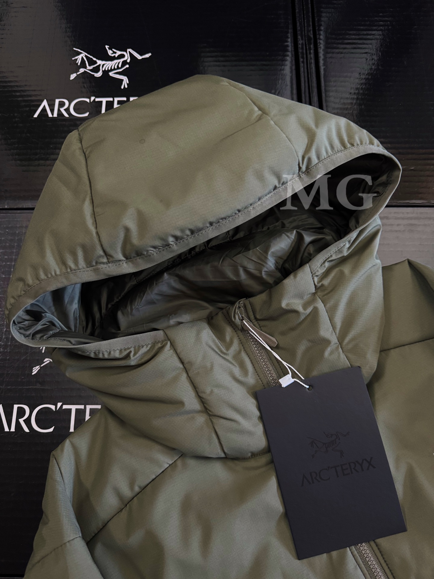 💰260 款号G68 🉑二批
25年新款 顶级版本 Arcteryx始祖鸟 新款阿童木 Atom SL Hoody 刺绣Logo户外耐磨轻量防水防风保暖连帽夹克薄款棉服外套
区别老款,新款是薄款,中间薄棉,两侧薄抓绒,和老款很像,但轻薄的设计更适合户外,登山携带。适合10-20度穿,完全对版。
不懂阿童木 不同系列区分的 得物或者抖音搜一下
这款Atom棉服在被打湿后仍可锁温保暖,多次打包和拆包后仍可保持性能!面料透气、耐用,富有弹性的侧面嵌料贴合身形,
柔软灵活,保暖的StormHood™风帽更添暖意!
基本信息 全部性能!
用途:攀岩,高山攀登 ,防湿表层面料,透气,轻量! 可压缩打包,保暖,防风!
裁切:修身款式!
修身剪裁,适合作为内衣的!
面料:Tyono™20d防撕裂机织物 或轻薄的中间层穿着!
聚酯纤维/氨纶;锦纶;拼布:弹力抓绒布·拼接手肘,腋下插角布里料:20d锦纶填充物:60gsm聚酯纤维;·弹力针织袖口
·两个隐形拉链口袋,内侧拉链胸袋
·No Slip Zip™主拉链,定制TPU拉链头
·简洁可调的棉羽StormHood™兜帽设有有型的窄帽沿
,两个下摆调节扣
颜色:黑色 隐秘灰 宝石蓝 复古绿 群青蓝 苍郁绿
尺码:S-2XL
胸围:56 58 60 62 64
衣长:70 72 74 76 78
肩宽:50 51 52 53 54
袖长:62 63 64 65 66