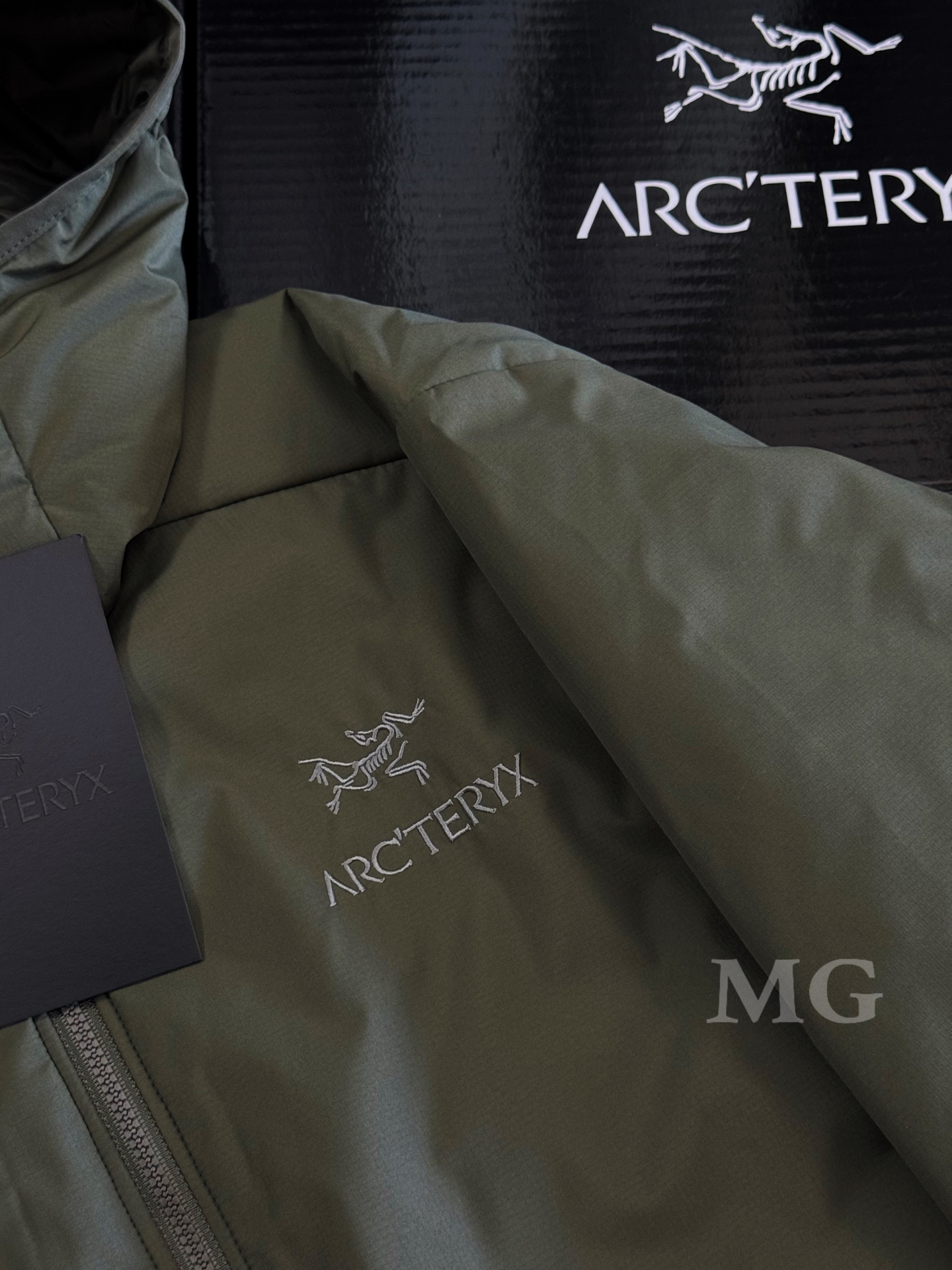 💰260 款号G68 🉑二批
25年新款 顶级版本 Arcteryx始祖鸟 新款阿童木 Atom SL Hoody 刺绣Logo户外耐磨轻量防水防风保暖连帽夹克薄款棉服外套
区别老款,新款是薄款,中间薄棉,两侧薄抓绒,和老款很像,但轻薄的设计更适合户外,登山携带。适合10-20度穿,完全对版。
不懂阿童木 不同系列区分的 得物或者抖音搜一下
这款Atom棉服在被打湿后仍可锁温保暖,多次打包和拆包后仍可保持性能!面料透气、耐用,富有弹性的侧面嵌料贴合身形,
柔软灵活,保暖的StormHood™风帽更添暖意!
基本信息 全部性能!
用途:攀岩,高山攀登 ,防湿表层面料,透气,轻量! 可压缩打包,保暖,防风!
裁切:修身款式!
修身剪裁,适合作为内衣的!
面料:Tyono™20d防撕裂机织物 或轻薄的中间层穿着!
聚酯纤维/氨纶;锦纶;拼布:弹力抓绒布·拼接手肘,腋下插角布里料:20d锦纶填充物:60gsm聚酯纤维;·弹力针织袖口
·两个隐形拉链口袋,内侧拉链胸袋
·No Slip Zip™主拉链,定制TPU拉链头
·简洁可调的棉羽StormHood™兜帽设有有型的窄帽沿
,两个下摆调节扣
颜色:黑色 隐秘灰 宝石蓝 复古绿 群青蓝 苍郁绿
尺码:S-2XL
胸围:56 58 60 62 64
衣长:70 72 74 76 78
肩宽:50 51 52 53 54
袖长:62 63 64 65 66