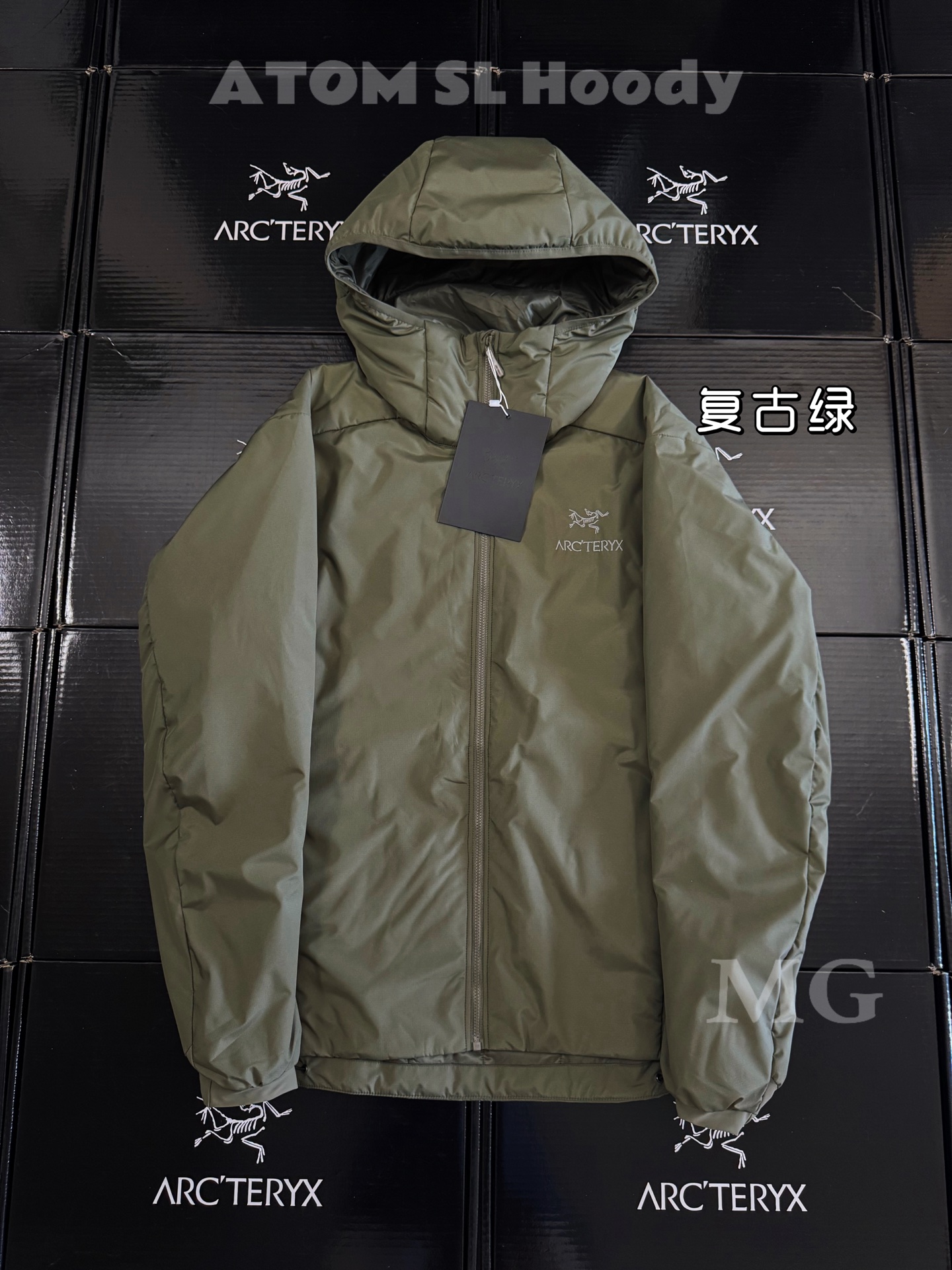 💰260 款号G68 🉑二批
25年新款 顶级版本 Arcteryx始祖鸟 新款阿童木 Atom SL Hoody 刺绣Logo户外耐磨轻量防水防风保暖连帽夹克薄款棉服外套
区别老款,新款是薄款,中间薄棉,两侧薄抓绒,和老款很像,但轻薄的设计更适合户外,登山携带。适合10-20度穿,完全对版。
不懂阿童木 不同系列区分的 得物或者抖音搜一下
这款Atom棉服在被打湿后仍可锁温保暖,多次打包和拆包后仍可保持性能!面料透气、耐用,富有弹性的侧面嵌料贴合身形,
柔软灵活,保暖的StormHood™风帽更添暖意!
基本信息 全部性能!
用途:攀岩,高山攀登 ,防湿表层面料,透气,轻量! 可压缩打包,保暖,防风!
裁切:修身款式!
修身剪裁,适合作为内衣的!
面料:Tyono™20d防撕裂机织物 或轻薄的中间层穿着!
聚酯纤维/氨纶;锦纶;拼布:弹力抓绒布·拼接手肘,腋下插角布里料:20d锦纶填充物:60gsm聚酯纤维;·弹力针织袖口
·两个隐形拉链口袋,内侧拉链胸袋
·No Slip Zip™主拉链,定制TPU拉链头
·简洁可调的棉羽StormHood™兜帽设有有型的窄帽沿
,两个下摆调节扣
颜色:黑色 隐秘灰 宝石蓝 复古绿 群青蓝 苍郁绿
尺码:S-2XL
胸围:56 58 60 62 64
衣长:70 72 74 76 78
肩宽:50 51 52 53 54
袖长:62 63 64 65 66