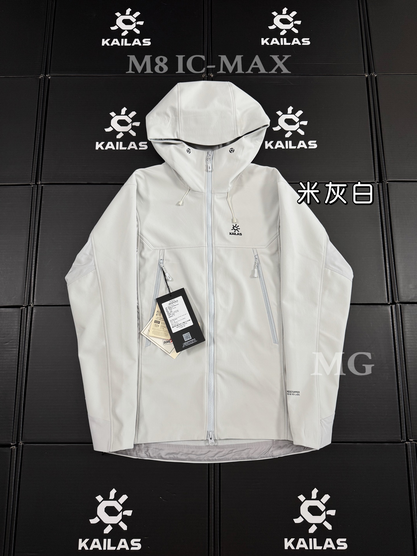 款号G74 新款KAILAS 凯乐石M8 IC-MAX系列运动户外GTX防风中高海拔登山攀冰刺绣透气连帽加绒软壳夹克外套 男女同款 顶级品质 区别通货 专门为攀冰,中高海拔攀登人士打造的专业级户外软壳衣!GTX提供的Windstopper户外面料!防风防水防小雪!锁温抗寒保暖! 腋下拼接弹力软壳面料:透气弹力便于抬手动作. 万针刺绣➕手臂GTX印花 3D风雪帽:贴合头部,不影响视线. 加高帽领:防护颈部脸部,防风钻入. 3D立体弯袖:手肘弯曲15度预留空间. 双侧高开拉链口袋:颜值➕储物空间. 马蹄形袖口:压胶工艺 亮色防风抽绳:下摆压胶工艺. 颜色:矿石黑 藏青 米白灰 码:肩宽46胸围110衣长72袖长63 建议110 斤内 M 码:肩宽47胸围114衣长73袖长64 建议130斤内 L 码:肩宽48胸围118衣长75袖长65 建议150斤内 XL 码:肩宽49胸围123衣长76袖长66 建议170斤内 XXL 码:肩宽51胸围128衣长77袖长67 建议200斤内