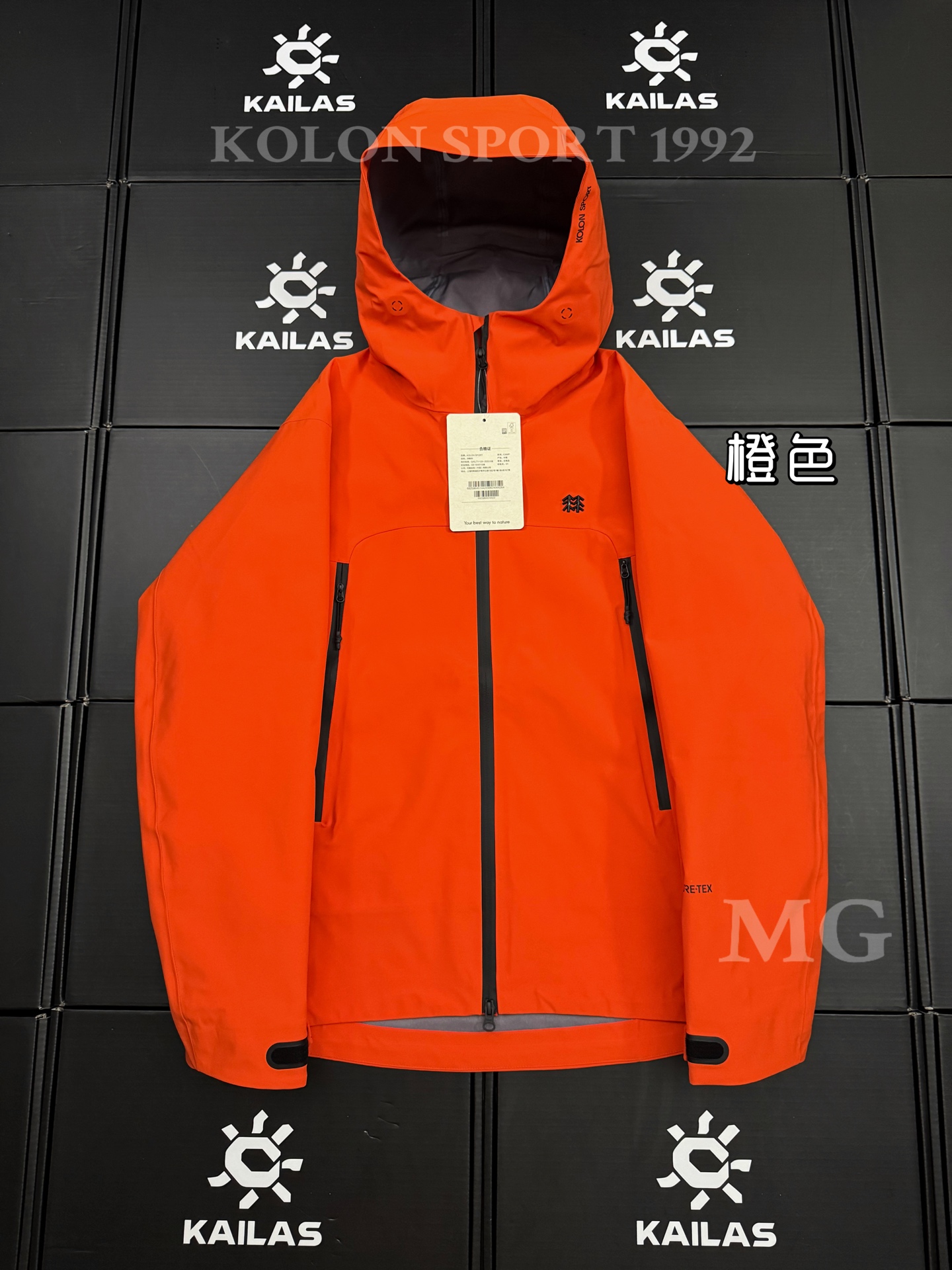 💰325 款号G73
顶级版本 可隆KOLON SPORT 1992 户外登山徒步运动外 防水冲锋衣 男女同款
系列新品,质感十足,急尽致展现山系穿搭魅力,多场景演绎不同风格,彰显单品的时髦与实穿性,品质、设计以及精简的理念造就了其良好的性能,并能满足严苛环境下的使用需求
面料+特点:
✅双拼接进口 3层压胶 3l gore-tex 复合面料
✅gore-tex防水、防风、透气、轻量、抗撕裂耐磨,透气5000➕。
✅ 采用先进的高端户外全身压胶拼接,内里采用进口飘柔纱,做工也都整整齐齐,更加考验工厂技术。
✅ 融合户外技术和都市审美风格,sport camping 系列 多用途高性能适合多种活动和环境穿着。
✅ 连帽设计可调抽绳,保暖兼容drop hood™,弧形帽檐,更好的防风防雨不遮眼
✅插手口袋内里设有网纱分离,方便物品归纳整理,细心的小设计。
✅高性能的简约设计,轻量而耐磨。
✅袖口及袖子设计,冲切velcro®魔术贴袖口粘扣带,减少累赘
尺码:S M L XL XXL
颜色:黑色 橙色 浅蓝色 烟灰拼
衣长:66 68 70 72 74 76
胸围:108 112 116 120 124 128
肩宽:45 46 47 48 49 50
袖长:61.5 63 64.5 66 67.5 69