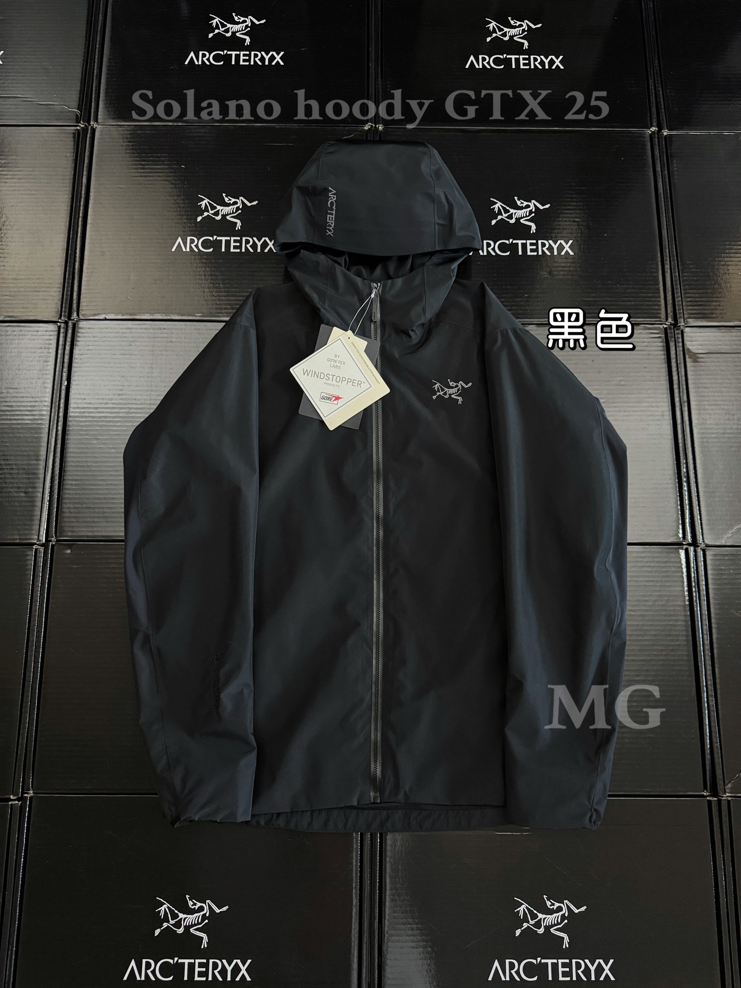 💰260 款号G32
顶级版本2025款Arc‘teryx/始祖鸟新款索拉诺SOLANO HOODY是一款备受关注的软壳夹克，SOLANO Jacket男女同款冲锋衣，旅游休闲必备外套情侣款

2024款与2025款区别：
- 腋下位置改为拼接设计。
- 胸前的镭射鸟标改为刺绣标。
- 拉链改为压胶设计。
·面料与功能：
- 采用Gore-Tex白标（Windstopper）防风面料，具有防风、防泼水和透气性能。
- 大身里料为聚酯纤维针织，袖子和帽子里料为锦纶平纹机织物，柔软且易于穿脱。
- 经无氟DWR（耐久防水）处理，适合多变环境下的户外活动或都市通勤。
3. **适用场景**
·适合徒步、都市通勤以及寒冷恶劣天气下的高强度运动（如夜跑、夜骑）。
·设计简洁，活动自由度大，可与其他衣物搭配穿着。
#始祖鸟 #软壳冲锋衣 #solano始祖鸟 #户外徒步 #冲锋衣搭配

颜色：黑色 雅致棕 幽雾绿 层云蓝

尺码：S M L XL 2XL 
胸围：120 124 128 132 136
衣长： 69  71   73  75  77
肩宽： 48  49  50  51  52
袖长：58  59  60  61  62