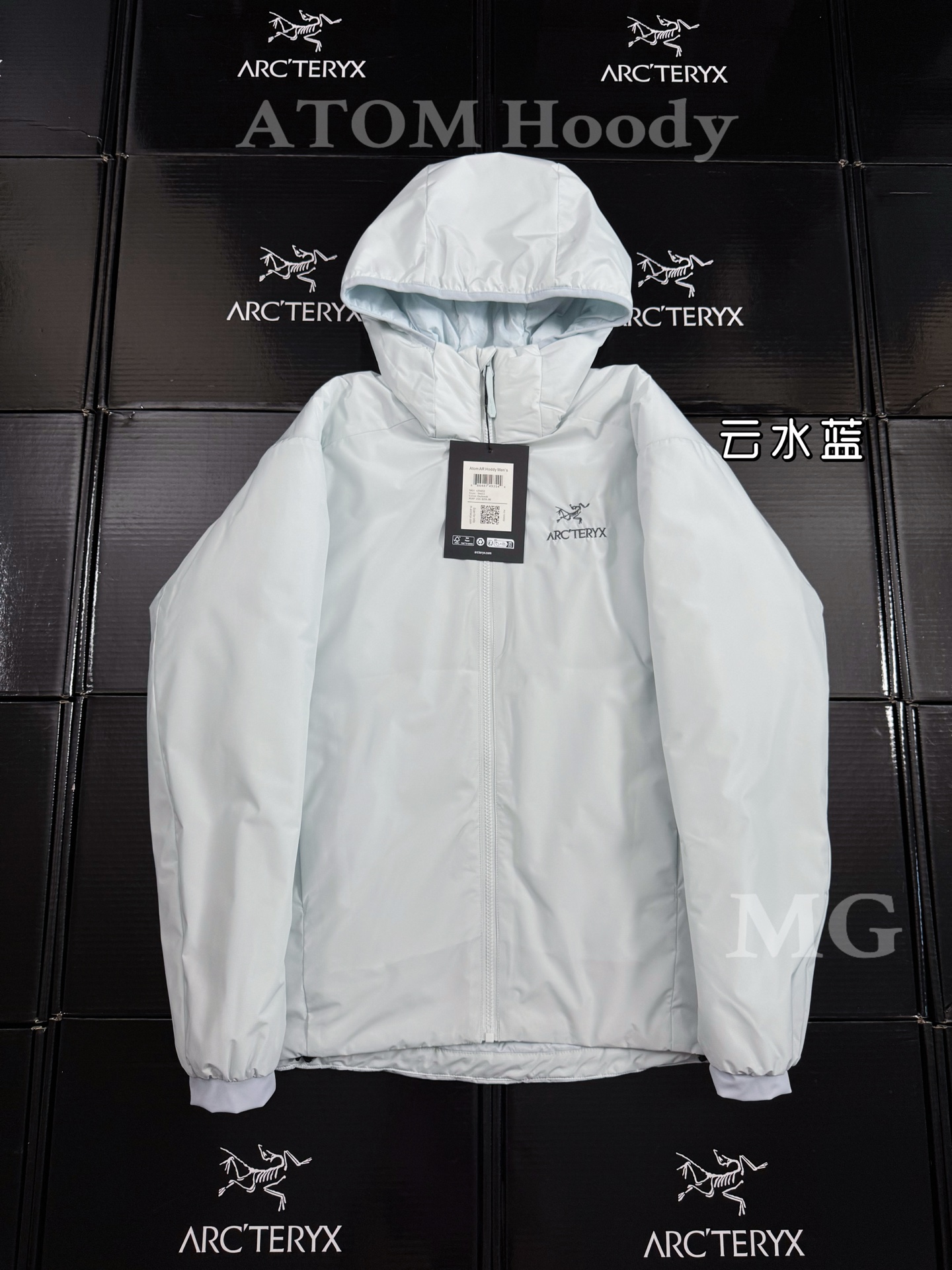 Arcteryx始祖鸟阿童木 Atom Hoody 刺绣Logo户外耐磨轻量防水防风保暖连帽夹克棉服外套

款号G79 六色 

这款Atom棉服在被打湿后仍可锁温保暖，多次打包和拆包后仍可保持性能！面料透气、耐用，富有弹性的侧面嵌料贴合身形，
柔软灵活，保暖的StormHood™风帽更添暖意！
基本信息	全部性能！

用途:攀岩,高山攀登	，防湿表层面料，透气,轻量！	可压缩打包，保暖,防风！
裁切:修身款式！
修身剪裁，适合作为内衣的！
面料:Tyono™20d防撕裂机织物	或轻薄的中间层穿着！
聚酯纤维/氨纶;锦纶;拼布:弹力抓绒布·拼接手肘，腋下插角布里料:20d锦纶填充物:60gsm聚酯纤维;·弹力针织袖口
·两个隐形拉链口袋,内侧拉链胸袋
·No Slip Zip™主拉链，定制TPU拉链头
·简洁可调的棉羽StormHood™兜帽设有有型的窄帽沿
,两个下摆调节扣

颜色：黑金 深灰色 缥缈绿 宝石蓝

尺码：M     L    XL  XXL  XXXL
胸围：114 118 122  126  130
衣长：71    73  75    76   77
肩宽：51    52  53   54   55 

⚠️注：粉色➕云天蓝 只有S M L三个尺码
❤️S胸围 110  衣长69  肩宽50