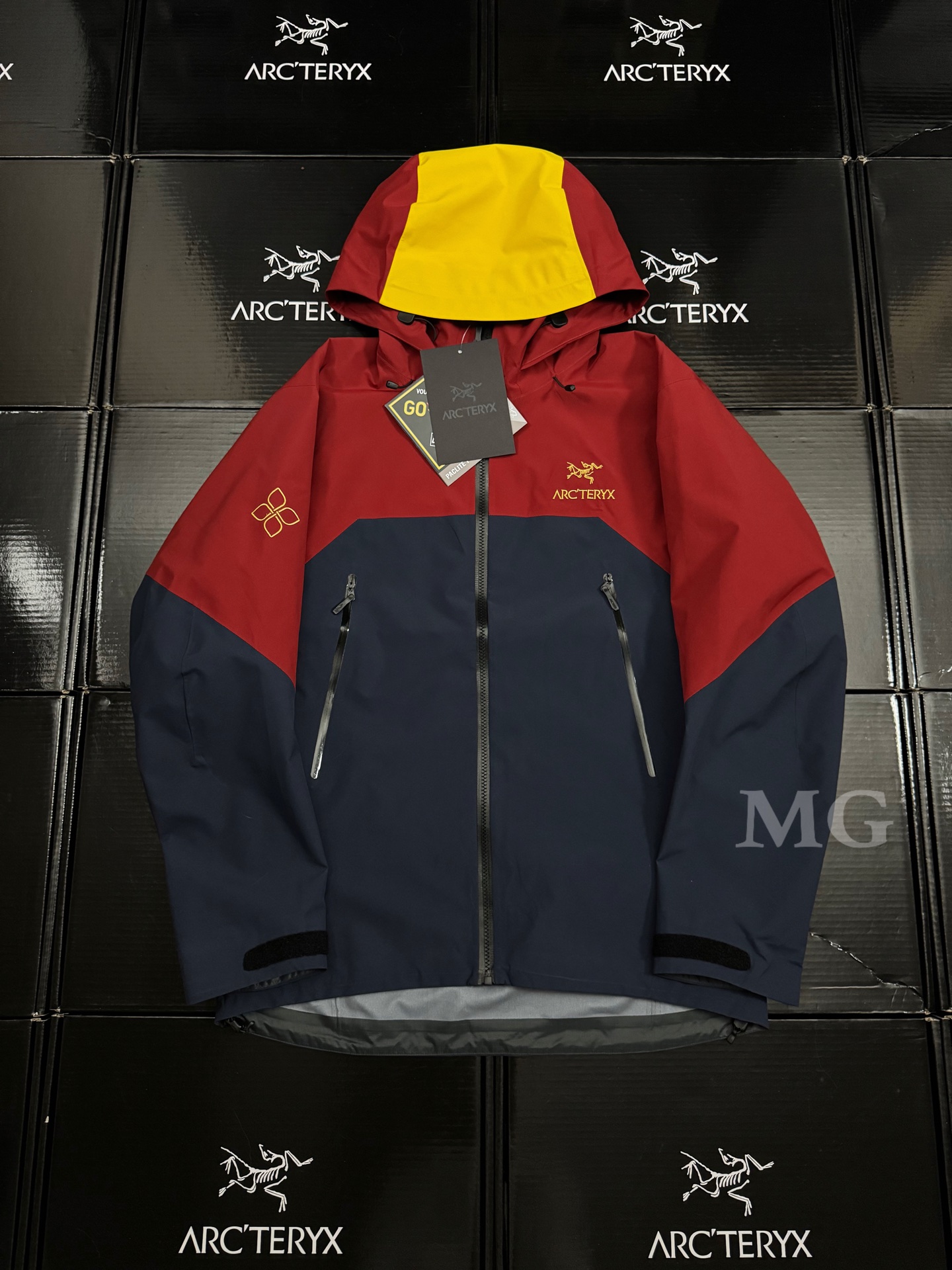 💰300  款号G19
❥23SS · ARC‘TERYX/始祖鸟 卡瓦博格神山系列松赞SONGTSAM联名硬壳冲锋衣
 
顶级版本 溢胶细节 上身非常好看

   ®始祖鸟的火爆程度大家都不必多说 从专业的户外登山硬壳系列到休闲年轻的都市硬壳细节再到轻便耐穿的软壳系列 无一例外得到了一致的好评 从冬奥到户外再到都市的奢风中随处可见始祖鸟的身影
1：联名背景：从当地的五色文化中取材 使用相对低饱和度的 红 光 蓝 独创始祖鸟的色号 拼接融合色彩的意义 红色代表人 黄色代表土地 服饰上呼应着人与自然的共生的主题 除了始祖鸟的化石标本的刺绣标 还使用了松赞logo与吉祥结的八瓣莲花碰撞 以符号提升联名的独特性
2：面料介绍：N100p-X GORE-TEX®
整件衣服的面料采用GTXpro的防水涂层面料 水滴在上面会出现荷叶滚珠的效果 三层防水功能使得衣服更加立体
3：所有面扣 底扣 均为原版开模 均带有始祖鸟专属logo 帽上使用开模定制按压弹簧扣 区别市场另外版本5毛松紧扣 欢迎对比
4：AR系列LT系列对比：AR系列相对比IT系列更加的贴近主题更加适合户外登山以及徒步 小立领的设计因此显得更加的帅气
5：剪裁：e3D人体仿生学设计 衣长及臂
6：刺绣：整件衣服大大小小共有三件刺绣 均为采用日本进口百灵刺绣机 万针刺绣 针针饱满 都以金色作为色彩刺绣
7：拉链：整体的拉链均采用YKK日本吉田拉链 并且拉链TPU上均有始祖鸟专属logo
8：整体细节：整件衣服均为全面压胶 双层胶水让衣服更加牢固 下摆帽沿全部是无缝压胶不存在走线 原版购入 匠心典范 

   ®全套辅料 三标齐全 放心入

-颜色：红蓝黄拼接色 
-尺码：S-XXL