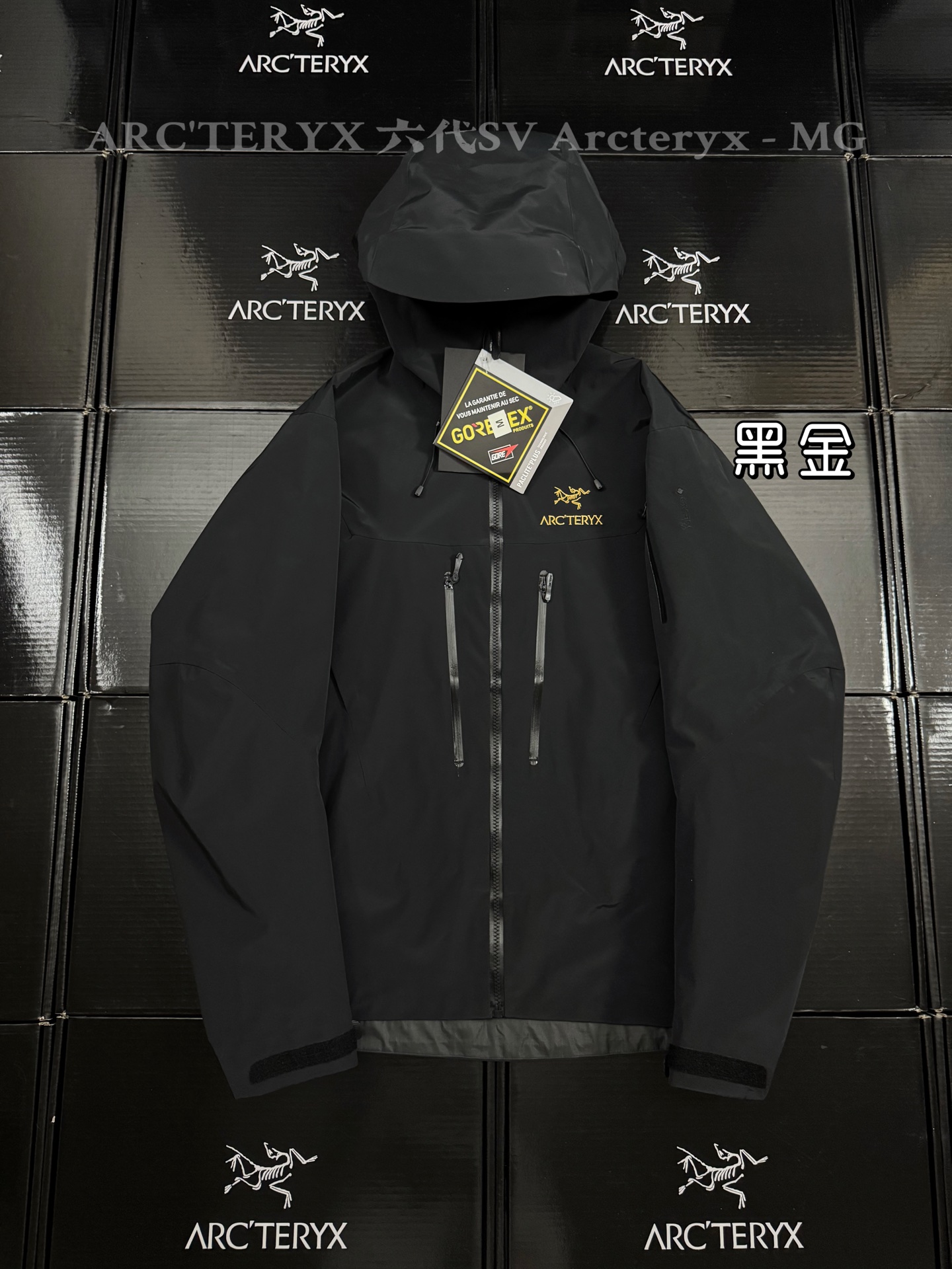 💰260  主推七色 款号G05
顶级品质  已升级溢胶+搜救器  
ARC'TERYX 始祖鸟第六代SV Arcteryx Alpha SV GTX 向导级硬壳冲锋衣黑银
男女同款  原版一致弯刀袖版型 
我们只卖柜子原版出入无差的高端货～
目前全国最好的版本！随意对比，卖的就是自信。

正品客供的Gore-Tex防风防水保暖的面料 
成份包括：坯布100%锦纶＋高透白膜＋20d特立可得(锦纶)＋杜邦特氟龙防泼水 这些材质都是咱家面料分析员 用正品分析出来的 专门的事 交给专业的人做 绝对不会错！
一般同行都不了解一件衣服的成分 就在那瞎吹牛 做点牛头不对马嘴的版本 来忽悠客户！

白色所有细节图 请看实拍 ～ 尽管放大看，让你知道什么叫顶级。 欢迎拿样看版。
顶级刺绣，顶级压胶 ，顶级面料，顶级辅料。
也许价格会劝退很多人，但品质会留下更多的人。
卖一件你就多一个回头客😊

多余的牛逼话 我就不吹了 虽然我们出货比别人慢了一个多月 但是我们的价格绝对是最良心的 我们货的品质 绝对让你满意到尖叫！
收到货 附近有专柜的 你直接穿着进去对比 随意买市面四位数的货来对比 是骡子是马 拉出来溜溜

颜色：黑金/黑银/幽雾绿/格拉德绿/皇朝红/象牙白/虎鲸
尺码：S/M/L/XL/XXL
衣长 ： 68      70   72    74  76
胸围 ：108     112   116  120  124    
袖长：  58      60    62  64  66
肩宽：  44     46     48   50  52
S推荐体重80-110
M码推荐体重110-130
L码推荐体重130-160
XL码推荐体重160-180
XXL码推荐体重180-210
女生直接闭眼入最小码 os宽松风～