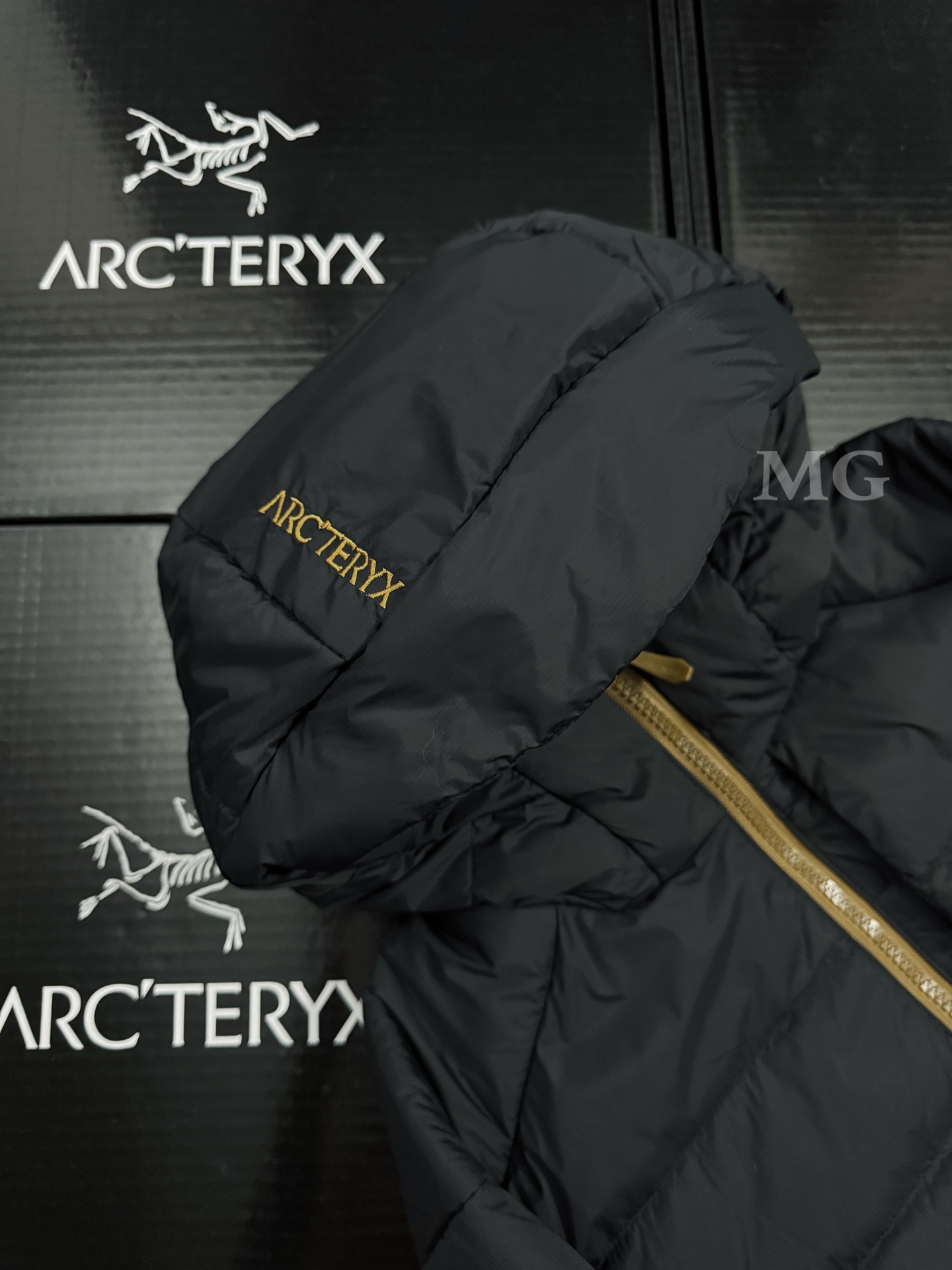 💰450
Arcteryx始祖鸟 THORIUM Hoody 纯色连帽拉链户外保暖排骨羽绒服
90绒填充 750蓬松度 田岛绣刺 灰绒鹅 短款轻薄连帽羽绒服 外套
胸前侧拉链小口袋,可装东西
ThoriumAR连帽款用途多样,磨耐且暖保,可作季冬中间层衣物,可也单独穿着,在冷寒环境下还可松轻与壳硬衣物搭配穿着。
面料经改良有具细纹微理的AratoTM30龙尼面料,非常耐磨,并采用DWR处理,可有效防水、防湿。
DownCompositeMapping分区填充技术可合理分配羽绒保暖与合成保暖区域 设计简洁的StormHoodM采用合成保暖材料制成 拉链插手口袋,内拉链口袋
科技与技术结合 轻薄又保暖 立体剪裁 连帽设计 三标辅料齐全 所见即所得
color:黑金 黑绿金
size:S-XXL
胸围:114 118 122 126 130
衣长:108 112 116 120 124
肩宽:47 48.5 50 51.5 53
袖长:64 65 66 67 68