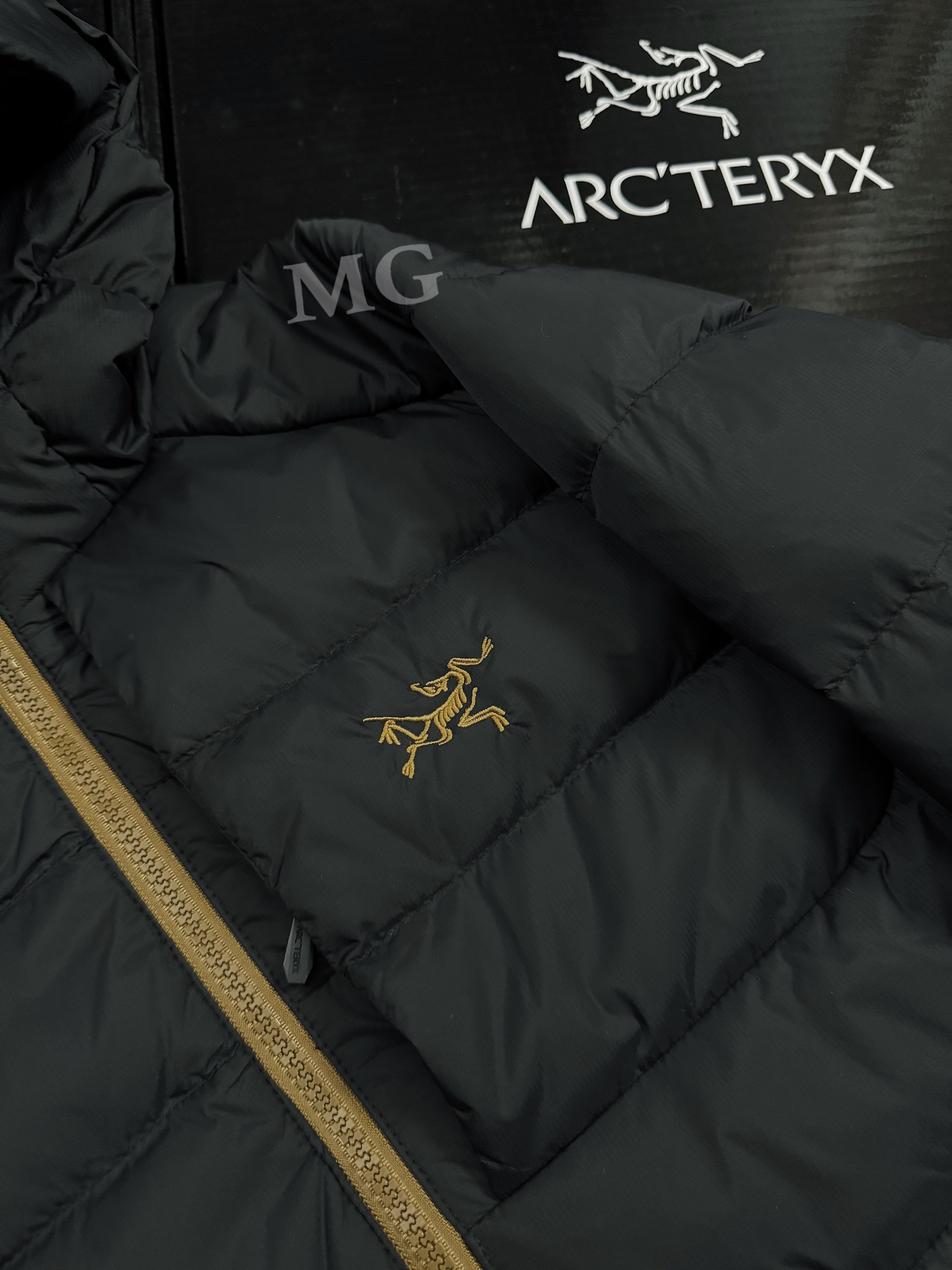 💰450
Arcteryx始祖鸟 THORIUM Hoody 纯色连帽拉链户外保暖排骨羽绒服
90绒填充 750蓬松度 田岛绣刺 灰绒鹅 短款轻薄连帽羽绒服 外套
胸前侧拉链小口袋,可装东西
ThoriumAR连帽款用途多样,磨耐且暖保,可作季冬中间层衣物,可也单独穿着,在冷寒环境下还可松轻与壳硬衣物搭配穿着。
面料经改良有具细纹微理的AratoTM30龙尼面料,非常耐磨,并采用DWR处理,可有效防水、防湿。
DownCompositeMapping分区填充技术可合理分配羽绒保暖与合成保暖区域 设计简洁的StormHoodM采用合成保暖材料制成 拉链插手口袋,内拉链口袋
科技与技术结合 轻薄又保暖 立体剪裁 连帽设计 三标辅料齐全 所见即所得
color:黑金 黑绿金
size:S-XXL
胸围:114 118 122 126 130
衣长:108 112 116 120 124
肩宽:47 48.5 50 51.5 53
袖长:64 65 66 67 68