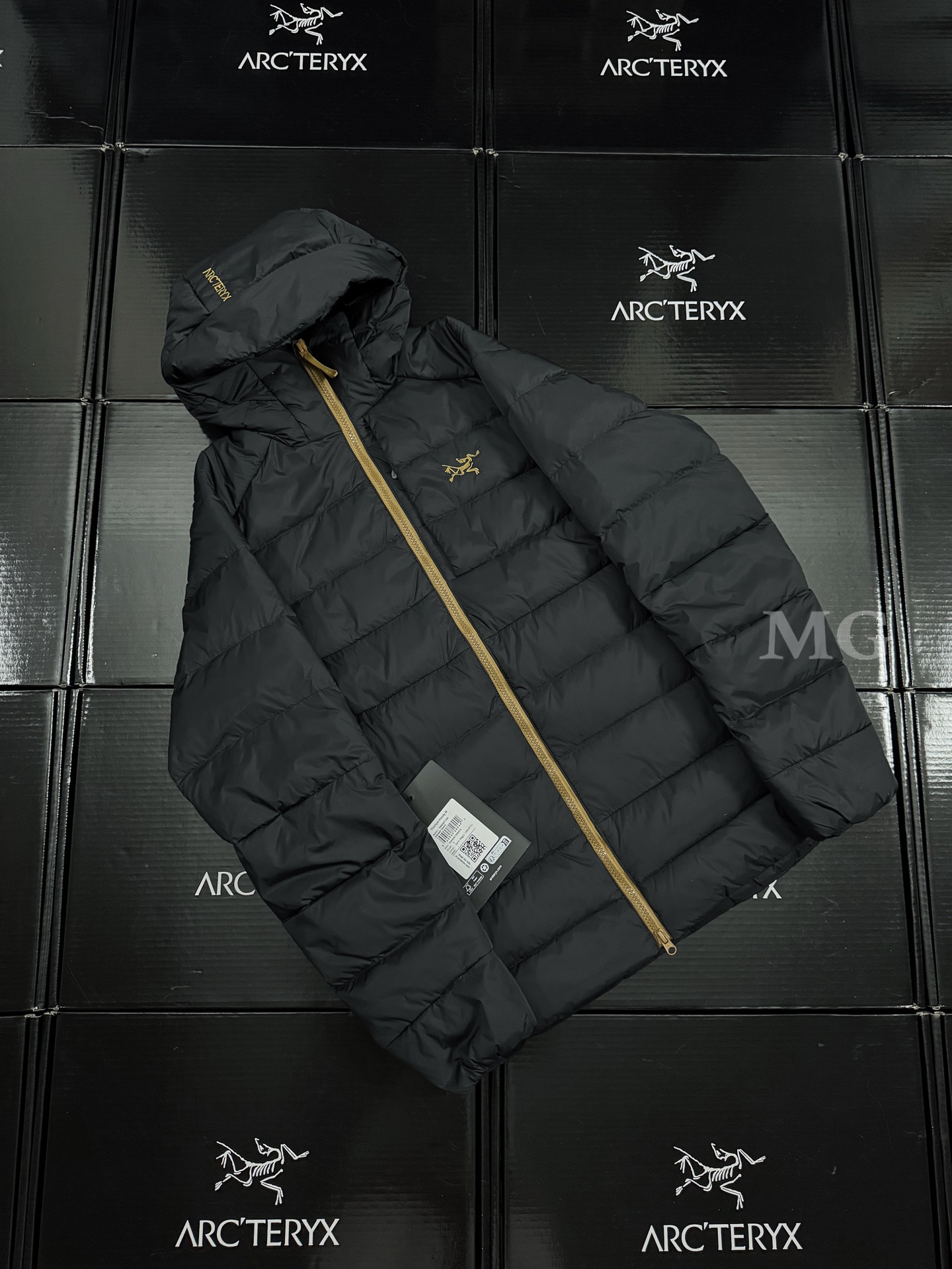 💰450
Arcteryx始祖鸟 THORIUM Hoody 纯色连帽拉链户外保暖排骨羽绒服
90绒填充 750蓬松度 田岛绣刺 灰绒鹅 短款轻薄连帽羽绒服 外套
胸前侧拉链小口袋,可装东西
ThoriumAR连帽款用途多样,磨耐且暖保,可作季冬中间层衣物,可也单独穿着,在冷寒环境下还可松轻与壳硬衣物搭配穿着。
面料经改良有具细纹微理的AratoTM30龙尼面料,非常耐磨,并采用DWR处理,可有效防水、防湿。
DownCompositeMapping分区填充技术可合理分配羽绒保暖与合成保暖区域 设计简洁的StormHoodM采用合成保暖材料制成 拉链插手口袋,内拉链口袋
科技与技术结合 轻薄又保暖 立体剪裁 连帽设计 三标辅料齐全 所见即所得
color:黑金 黑绿金
size:S-XXL
胸围:114 118 122 126 130
衣长:108 112 116 120 124
肩宽:47 48.5 50 51.5 53
袖长:64 65 66 67 68