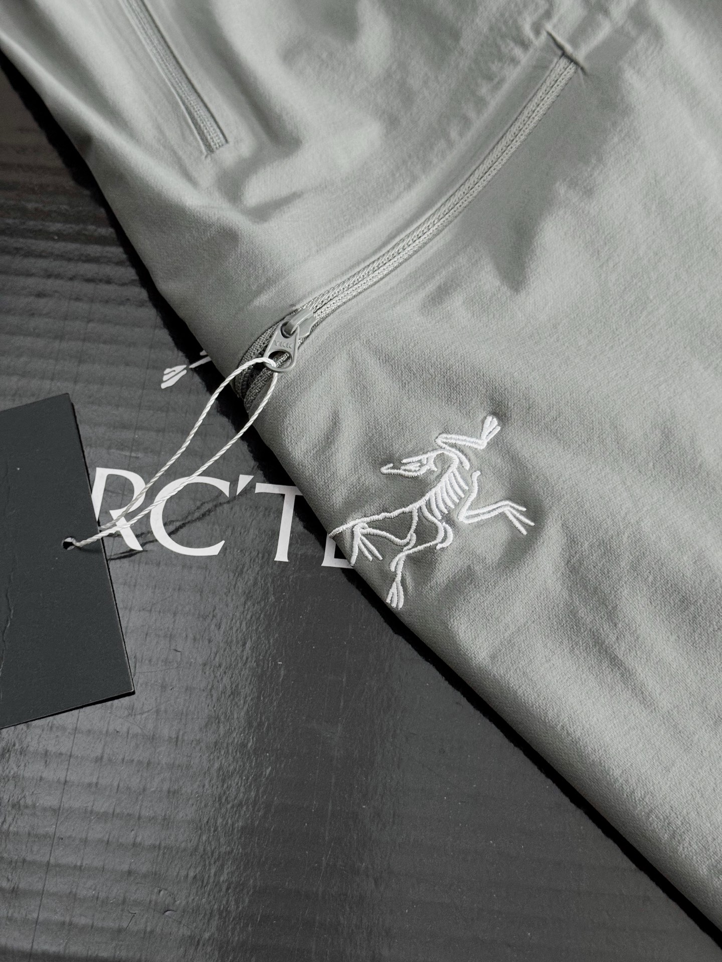 💰180 款号G76
Arcteryx始祖鸟 GAMMA Quick Dry Pant纯色直筒休闲裤
男款品牌:始祖鸟/ARCTERYX
类型:轻量防水户外机能长裤
材质:轻量化户外科技gama面料
面料性能:防风透气,抗撕裂
裤长:长裤
厚薄:常规
工艺处理:3D立体裁剪
logo工艺:进口百灵达特种刺绣
卖点:始祖鸟经典速干机能裤来了!柜子2000+门店都已经断码!!!户外功能性满满!轻量化,防晒抗撕裂!强烈推荐给大家!面料是核心,科技速干面料 上身真心舒服!质地很薄 很透气即便到了炎炎夏日 这样的裤子也不闷热!冰凉丝滑,舒爽又透气,上手就知道是很棒的面料!运动裤的穿着体感!无拘无束!透气性更是出色!触感很清凉!一粒扣+拉链门襟,上身穿着不勒肚子 很舒适!多口袋设计,3个拉链口袋很实用,注意裁剪!立体多裁片拼接!看图就知道上身版型准差不了!显腿细长!非常显瘦!不管是商务通勤 还是日常休闲 都很百搭!
适用季节:四季
颜色:黑色 藏青 灰色 卡其
尺码: s-XXXL
腰围: 81 84 90 96 102
裤长: 98 100 102 104 106
s推荐 100以下
M码推荐90-120斤
L码推荐120-140斤
XL码推荐140-160斤
XXL码推荐160-180斤
XXXL码推荐180-210斤