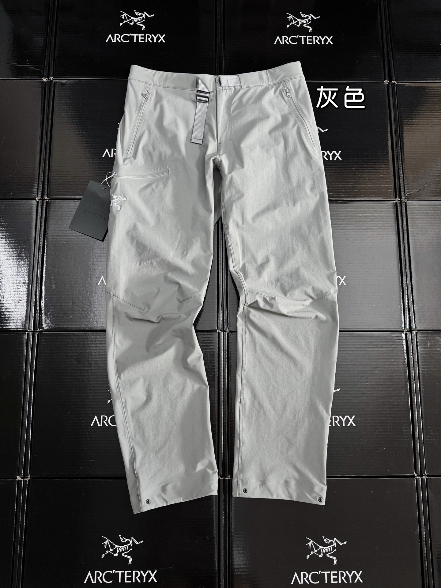 💰180 款号G76
Arcteryx始祖鸟 GAMMA Quick Dry Pant纯色直筒休闲裤
男款品牌:始祖鸟/ARCTERYX
类型:轻量防水户外机能长裤
材质:轻量化户外科技gama面料
面料性能:防风透气,抗撕裂
裤长:长裤
厚薄:常规
工艺处理:3D立体裁剪
logo工艺:进口百灵达特种刺绣
卖点:始祖鸟经典速干机能裤来了!柜子2000+门店都已经断码!!!户外功能性满满!轻量化,防晒抗撕裂!强烈推荐给大家!面料是核心,科技速干面料 上身真心舒服!质地很薄 很透气即便到了炎炎夏日 这样的裤子也不闷热!冰凉丝滑,舒爽又透气,上手就知道是很棒的面料!运动裤的穿着体感!无拘无束!透气性更是出色!触感很清凉!一粒扣+拉链门襟,上身穿着不勒肚子 很舒适!多口袋设计,3个拉链口袋很实用,注意裁剪!立体多裁片拼接!看图就知道上身版型准差不了!显腿细长!非常显瘦!不管是商务通勤 还是日常休闲 都很百搭!
适用季节:四季
颜色:黑色 藏青 灰色 卡其
尺码: s-XXXL
腰围: 81 84 90 96 102
裤长: 98 100 102 104 106
s推荐 100以下
M码推荐90-120斤
L码推荐120-140斤
XL码推荐140-160斤
XXL码推荐160-180斤
XXXL码推荐180-210斤