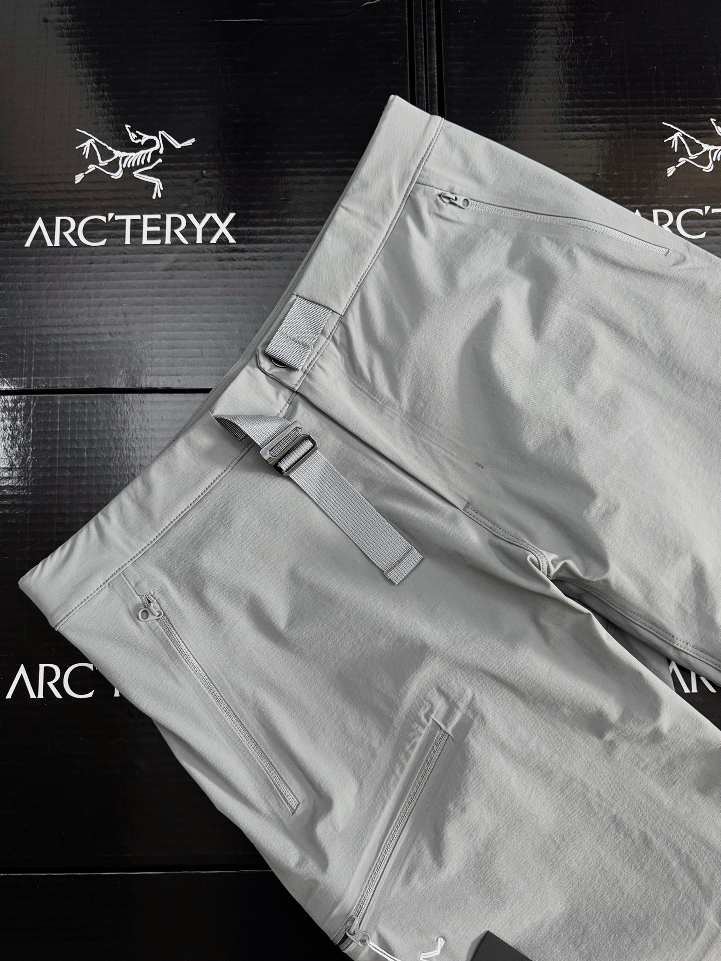 💰180 款号G76
Arcteryx始祖鸟 GAMMA Quick Dry Pant纯色直筒休闲裤
男款品牌:始祖鸟/ARCTERYX
类型:轻量防水户外机能长裤
材质:轻量化户外科技gama面料
面料性能:防风透气,抗撕裂
裤长:长裤
厚薄:常规
工艺处理:3D立体裁剪
logo工艺:进口百灵达特种刺绣
卖点:始祖鸟经典速干机能裤来了!柜子2000+门店都已经断码!!!户外功能性满满!轻量化,防晒抗撕裂!强烈推荐给大家!面料是核心,科技速干面料 上身真心舒服!质地很薄 很透气即便到了炎炎夏日 这样的裤子也不闷热!冰凉丝滑,舒爽又透气,上手就知道是很棒的面料!运动裤的穿着体感!无拘无束!透气性更是出色!触感很清凉!一粒扣+拉链门襟,上身穿着不勒肚子 很舒适!多口袋设计,3个拉链口袋很实用,注意裁剪!立体多裁片拼接!看图就知道上身版型准差不了!显腿细长!非常显瘦!不管是商务通勤 还是日常休闲 都很百搭!
适用季节:四季
颜色:黑色 藏青 灰色 卡其
尺码: s-XXXL
腰围: 81 84 90 96 102
裤长: 98 100 102 104 106
s推荐 100以下
M码推荐90-120斤
L码推荐120-140斤
XL码推荐140-160斤
XXL码推荐160-180斤
XXXL码推荐180-210斤