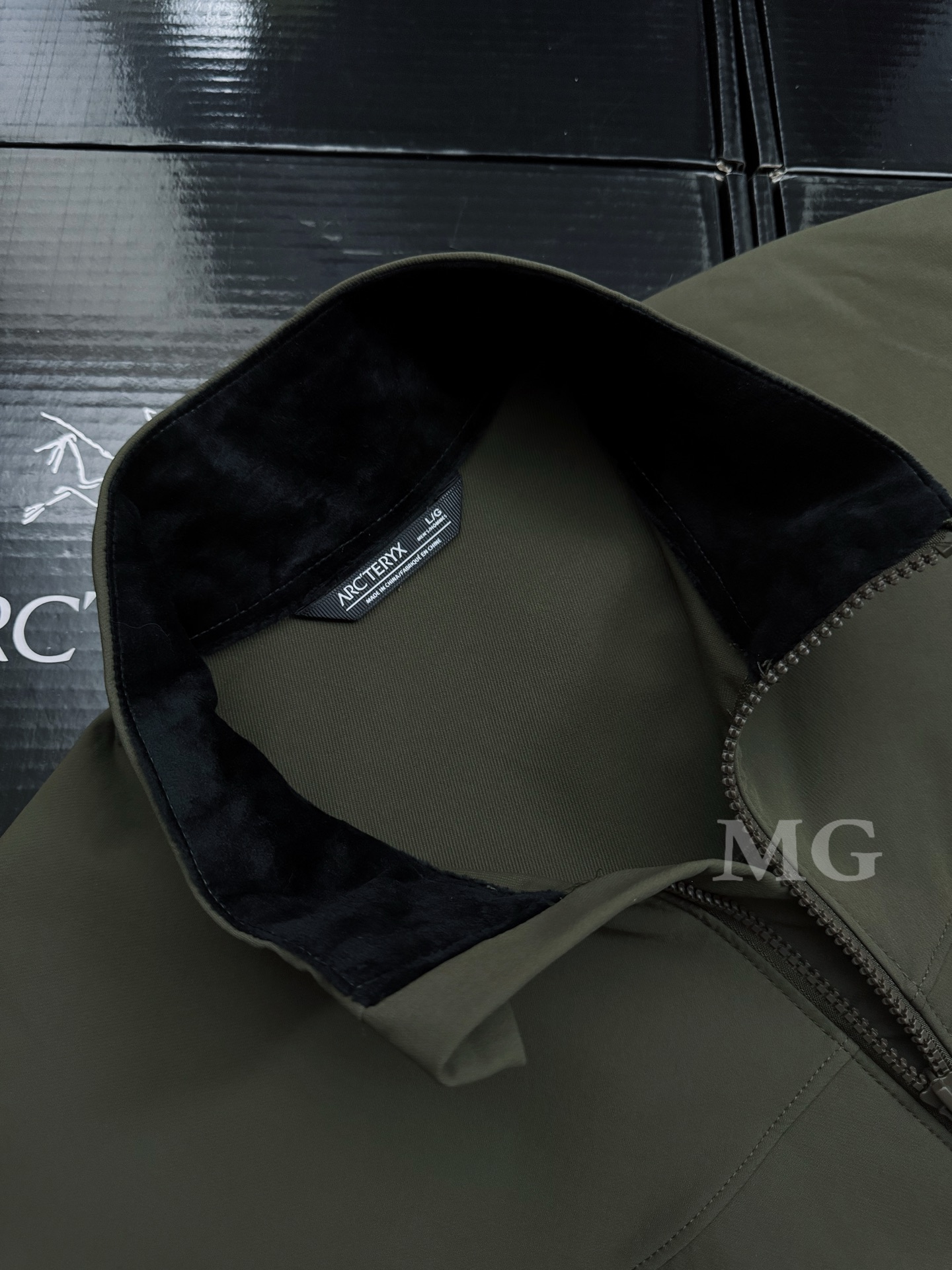 💰230 款号G84
Arcteryx/始祖鸟军鸟软壳巡逻夹克!
必入款,更MAN的军鸟,更低调的LOGO。
男女巡逻夹克 始祖鸟军鸟系列 Leaf patrol ar Patrol 纯色立领休闲夹克情侣款外套
👔面料
• 采用双链登山布和锦氨混纺面料,兼顾舒适性和实穿性。
• 双链底布增强面料硬挺感,避免软塌。
• 锦氨高弹性提升舒适性,面料自带肌理感。
• 双层防水涂层提升衣物的防水性能。
👔 做工与设计
• 正肩设计,增强肩部贴合度。
• 收腰设计,突出曲线,显瘦效果明显。
• 多种拼接设计让衣服版型更加立体。
• 运动时,衣服更加贴合身形。
• 开口袋和开拉链设计提升衣物的档次感。
颜色: 狼灰色 游骑兵绿 黑色
尺码:S M L XL 2XL
S M L XL 2XL
前中长:52.2 54 55.8 57.6 59.4
后中长:65.5 67.5 69.5 71.5 73.5
胸围: 116 120 124 128 132
袖长: 59.5 61 62.5 64 65.5