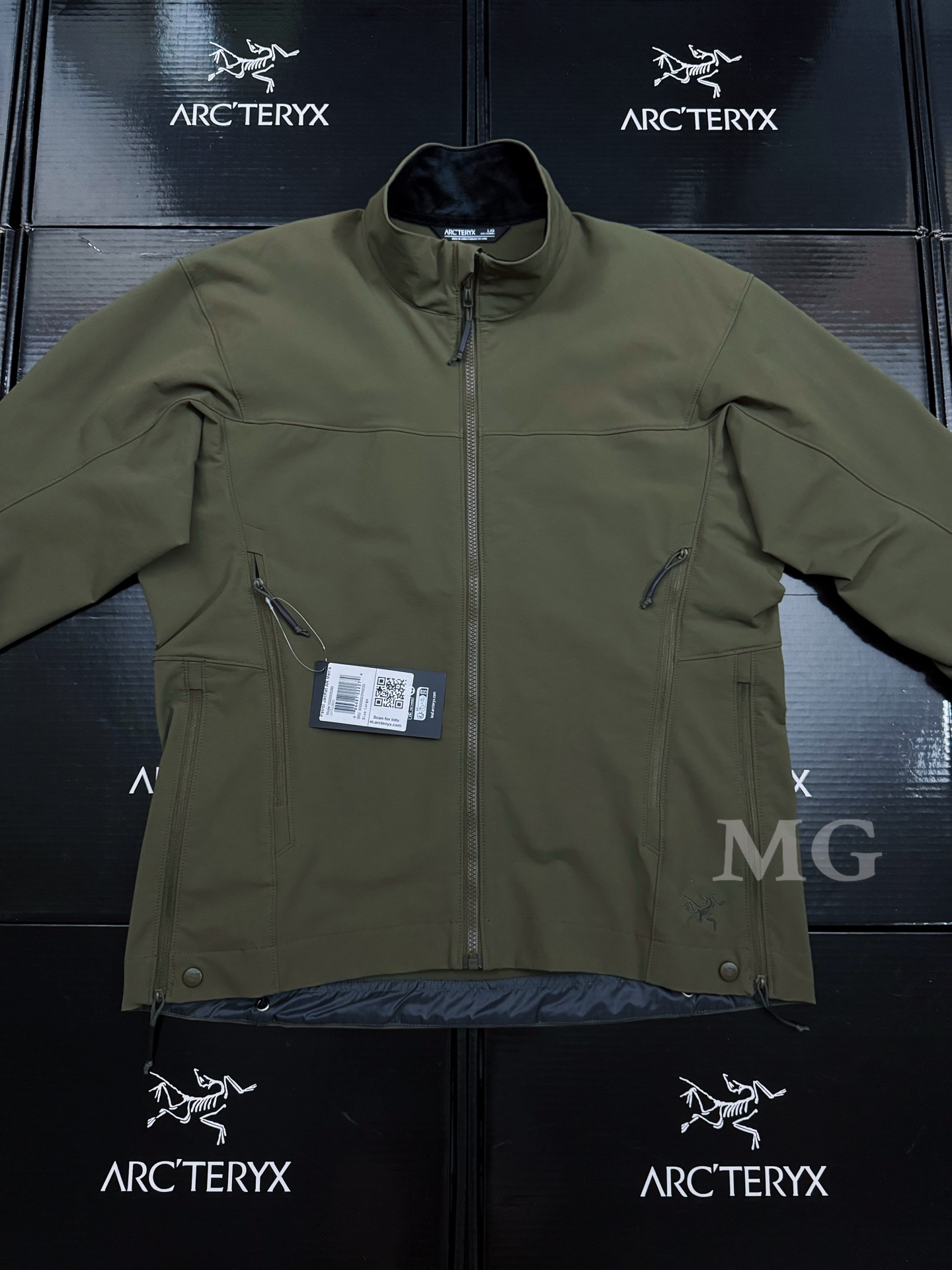 💰230 款号G84
Arcteryx/始祖鸟军鸟软壳巡逻夹克!
必入款,更MAN的军鸟,更低调的LOGO。
男女巡逻夹克 始祖鸟军鸟系列 Leaf patrol ar Patrol 纯色立领休闲夹克情侣款外套
👔面料
• 采用双链登山布和锦氨混纺面料,兼顾舒适性和实穿性。
• 双链底布增强面料硬挺感,避免软塌。
• 锦氨高弹性提升舒适性,面料自带肌理感。
• 双层防水涂层提升衣物的防水性能。
👔 做工与设计
• 正肩设计,增强肩部贴合度。
• 收腰设计,突出曲线,显瘦效果明显。
• 多种拼接设计让衣服版型更加立体。
• 运动时,衣服更加贴合身形。
• 开口袋和开拉链设计提升衣物的档次感。
颜色: 狼灰色 游骑兵绿 黑色
尺码:S M L XL 2XL
S M L XL 2XL
前中长:52.2 54 55.8 57.6 59.4
后中长:65.5 67.5 69.5 71.5 73.5
胸围: 116 120 124 128 132
袖长: 59.5 61 62.5 64 65.5