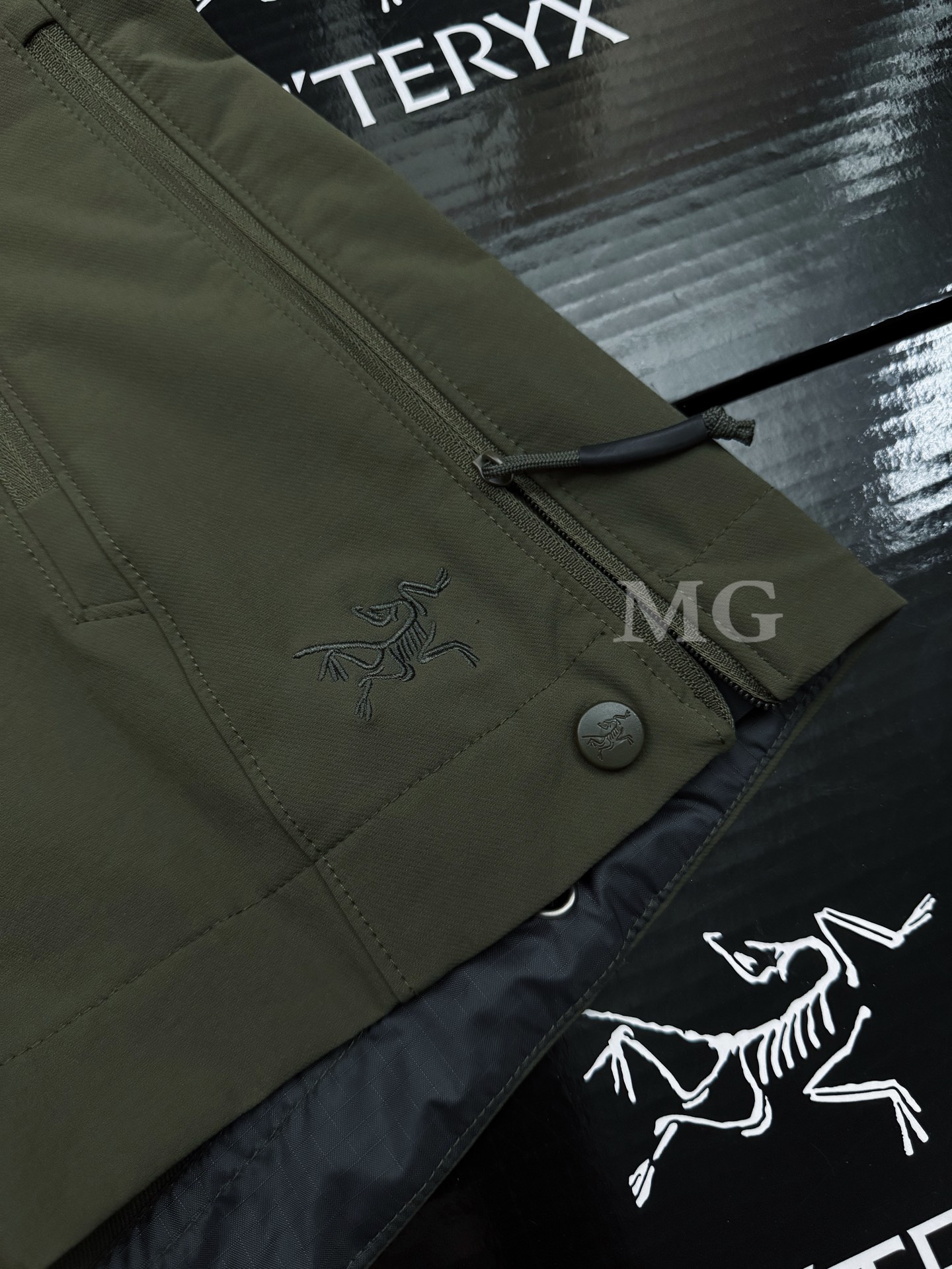 💰230 款号G84
Arcteryx/始祖鸟军鸟软壳巡逻夹克!
必入款,更MAN的军鸟,更低调的LOGO。
男女巡逻夹克 始祖鸟军鸟系列 Leaf patrol ar Patrol 纯色立领休闲夹克情侣款外套
👔面料
• 采用双链登山布和锦氨混纺面料,兼顾舒适性和实穿性。
• 双链底布增强面料硬挺感,避免软塌。
• 锦氨高弹性提升舒适性,面料自带肌理感。
• 双层防水涂层提升衣物的防水性能。
👔 做工与设计
• 正肩设计,增强肩部贴合度。
• 收腰设计,突出曲线,显瘦效果明显。
• 多种拼接设计让衣服版型更加立体。
• 运动时,衣服更加贴合身形。
• 开口袋和开拉链设计提升衣物的档次感。
颜色: 狼灰色 游骑兵绿 黑色
尺码:S M L XL 2XL
S M L XL 2XL
前中长:52.2 54 55.8 57.6 59.4
后中长:65.5 67.5 69.5 71.5 73.5
胸围: 116 120 124 128 132
袖长: 59.5 61 62.5 64 65.5