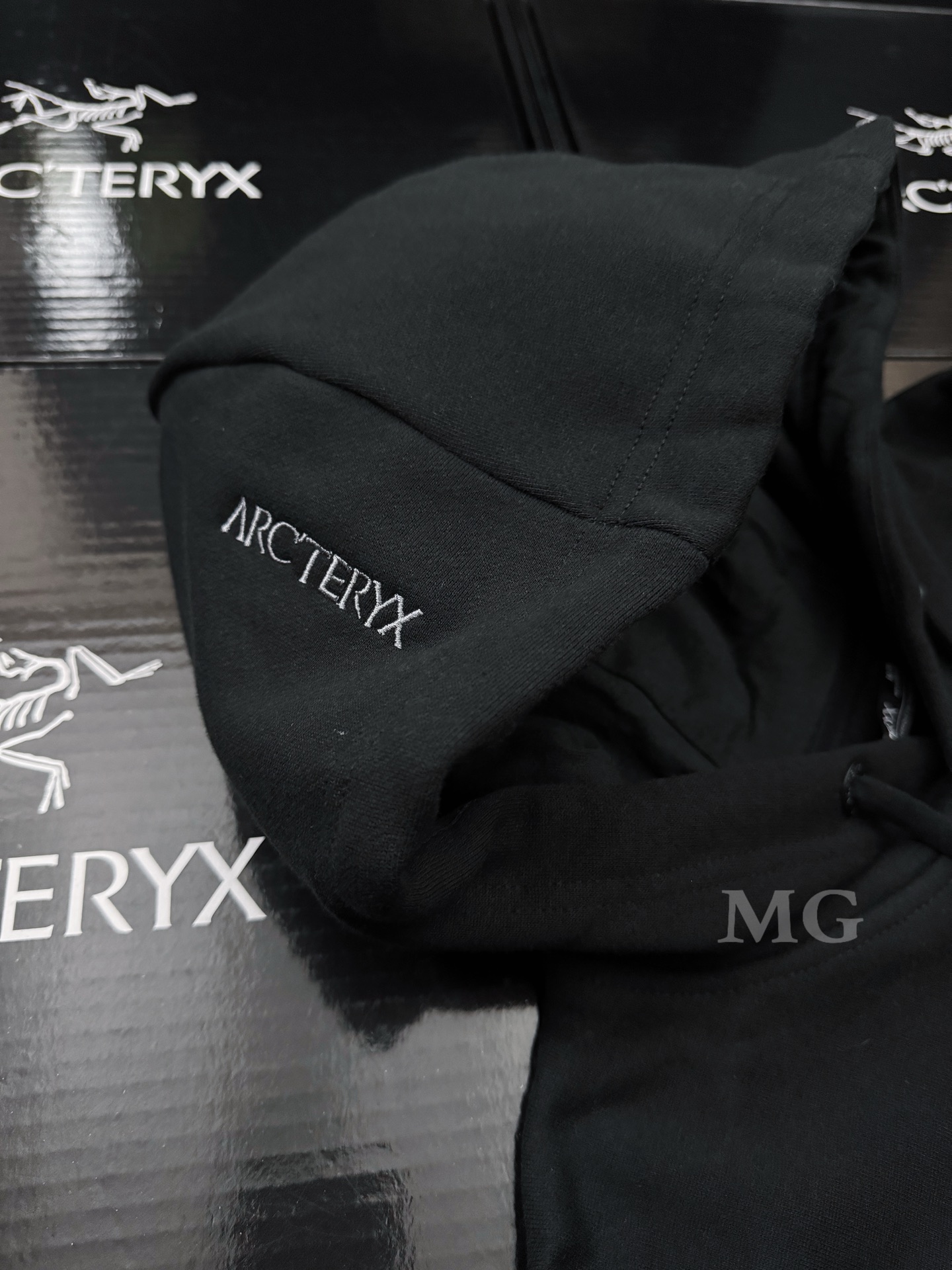💰140 款号G89
顶级版本 Arcteryx/始祖鸟男女款Emblem纯色臂标连帽抓绒卫衣情侣款保暖卫衣
简约款而不简单 代工厂精致做工 腰边三片式拼接面料0.1走线 袖口螺纹均手工0.1压线工艺 完美还原正品版型 上身效果非常好!
鸟家原厂330克双纱抓绒面料 正品版型~
三个色随意对比专柜面料质感和颜色 如不一致 随意退货 品质保证!
三段式帽子 帽子内里是短袖汗布面料 !区分市面通货版本!口袋上均打了套结 不放过任何一个小细节!
简约款式 手臂上的刺绣鸟标 帽子上的Arc logo 均是鸟家同厂代工刺绣机绣花而成~
帽绳全部按照正品制作工艺定织定染而成 无论材质还是颜色 请你随意对比!
帽眼上的五金气眼 开模定制 都带有鸟家Arc的字母logo 原厂订单 预购从速!
吊牌 领标 水洗标 均与正品货号一致 吊牌可扫码~
尺码 肩宽 胸围 衣长 袖长
S 45 54 69 65
M 46 56 70 66
L 47 59 71 67
XL 49 62 73 69