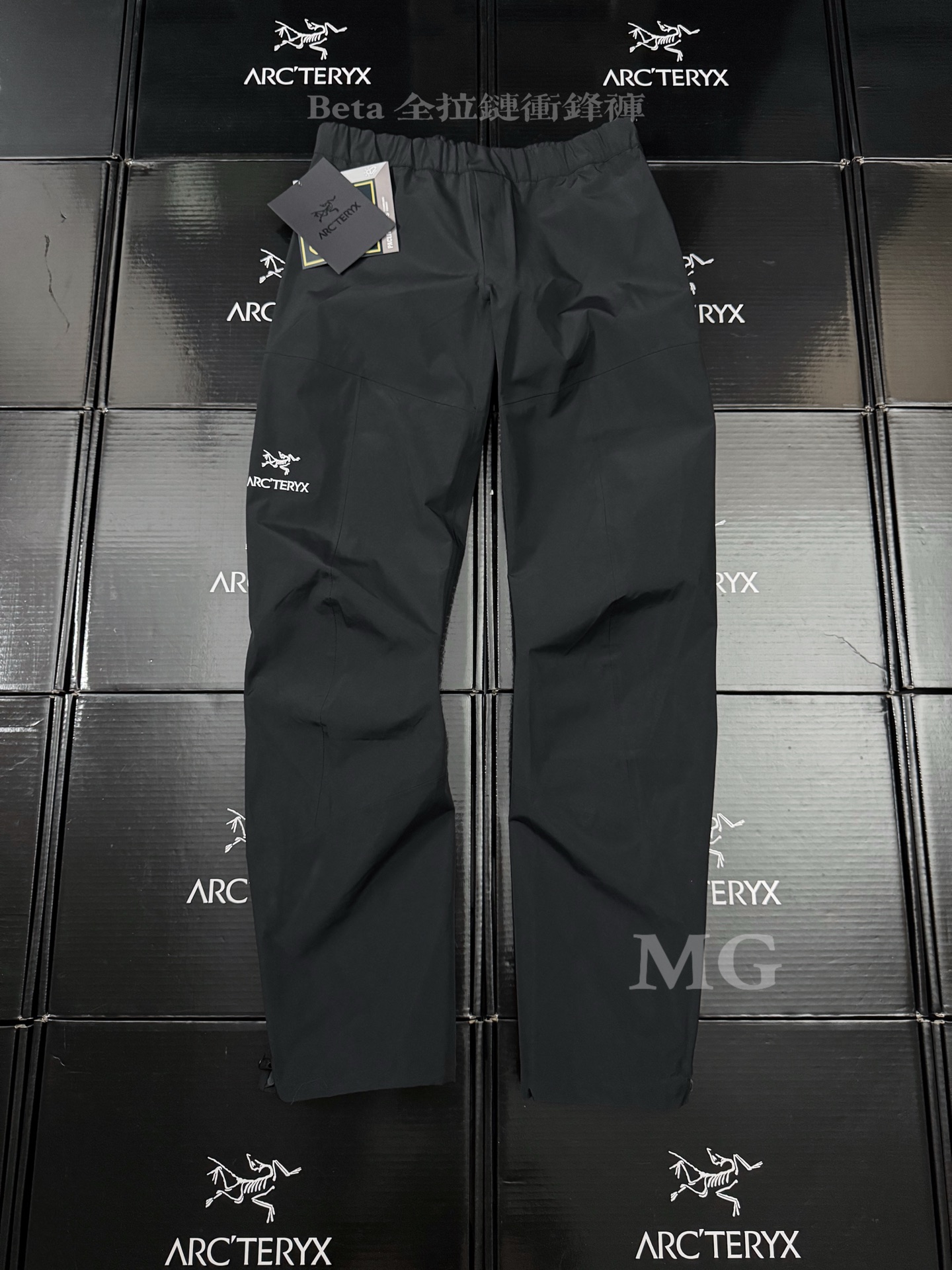 💰200 款号G08
始祖鸟硬壳冲锋裤【台州顶级版本】22FW Arcteryx Beta Pant始祖鸟全拉链冲锋裤30116硬壳冲锋裤户外长裤
今年的始祖鸟似乎开了挂,从户外火到街头甚至时尚圈甚至冬奥会随处可见他的影子,这款裤子又一神裤!秋冬季推出海王星蓝新配色
立体裁剪,弯曲的裤型曲线完美修饰腿型,GOER TEX贴膜面料没有任何束缚感,兼顾防水 耐磨 轻薄的同时,还十分透气清爽!
半拉链的设计以及裤口的按钮固定,可以让你在日常搭配各种各样的鞋子,这款裤子版型极其通勤,不挑身材,保留了原有户外功能的纯粹,同时也融化了机能风的元素,无论是高帮低帮 鞋宽偏窄偏宽都能完美的契合,无论是日常通勤还是约会都可以很好的搭配!
原版一比一定制复合GORE TEX方形格纹面料,面料过工艺涂层 防水过胶 特殊工艺 跟压胶独特工艺,定制原版YKK拉链、logo纽扣,看似简单,实则工序极其复杂!品质天花板级别!
颜色:黑色 蓝色
尺码:S M L XL XXL
只有黑色有XXL
S腰围72 臀围118 裤长108
M腰围76 臀围122 裤长110
L腰围80 臀围126 裤长112
XL腰围84 臀围130 裤长114
XXL腰围88 臀围134 裤长116